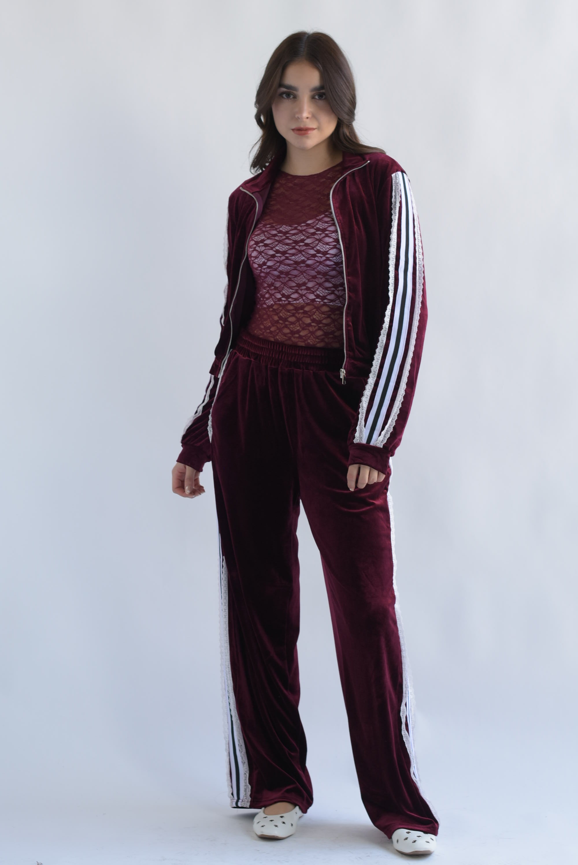 Set Pantalón y Chamarra encaje terciopelo Vino