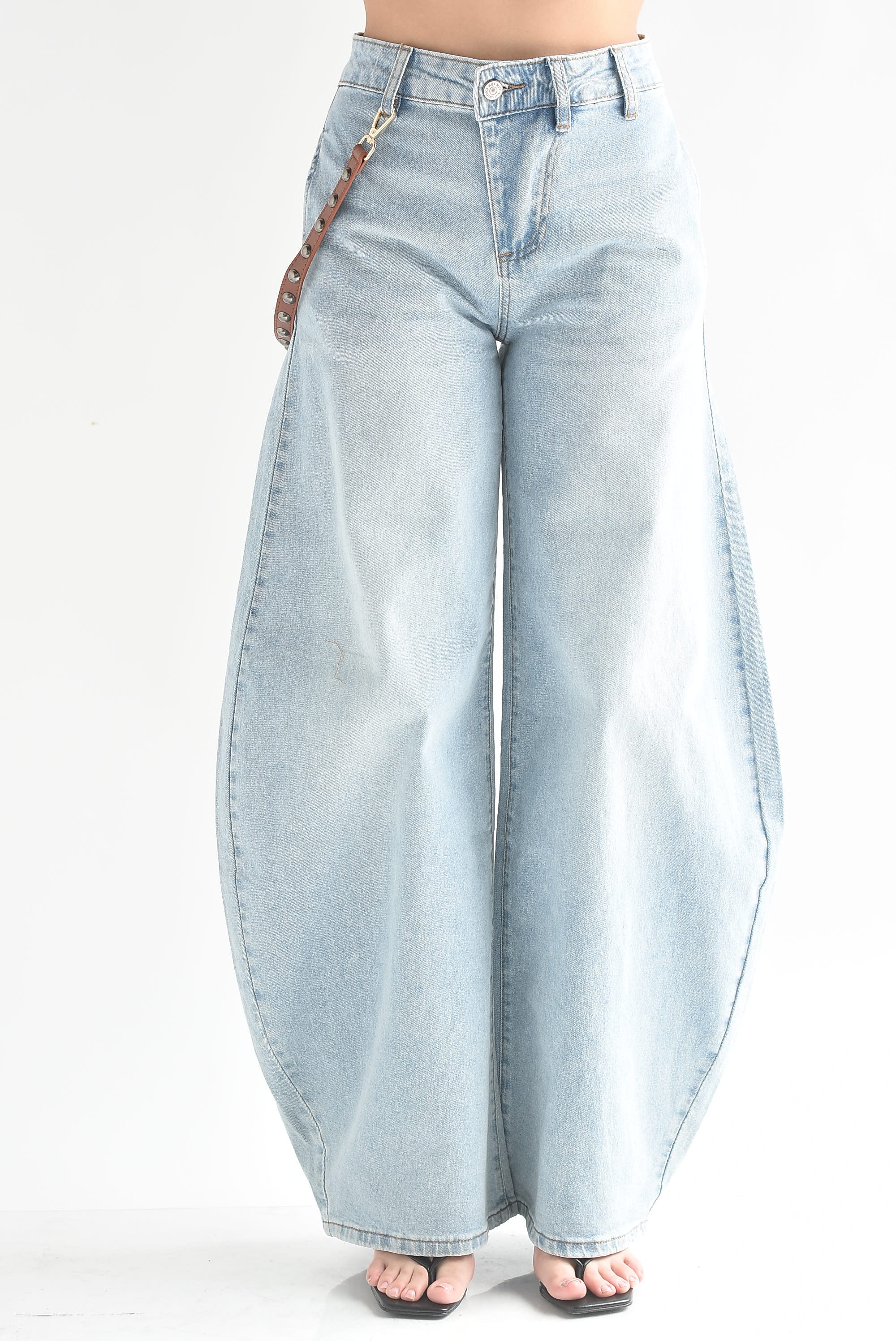 Jeans barrel con strap