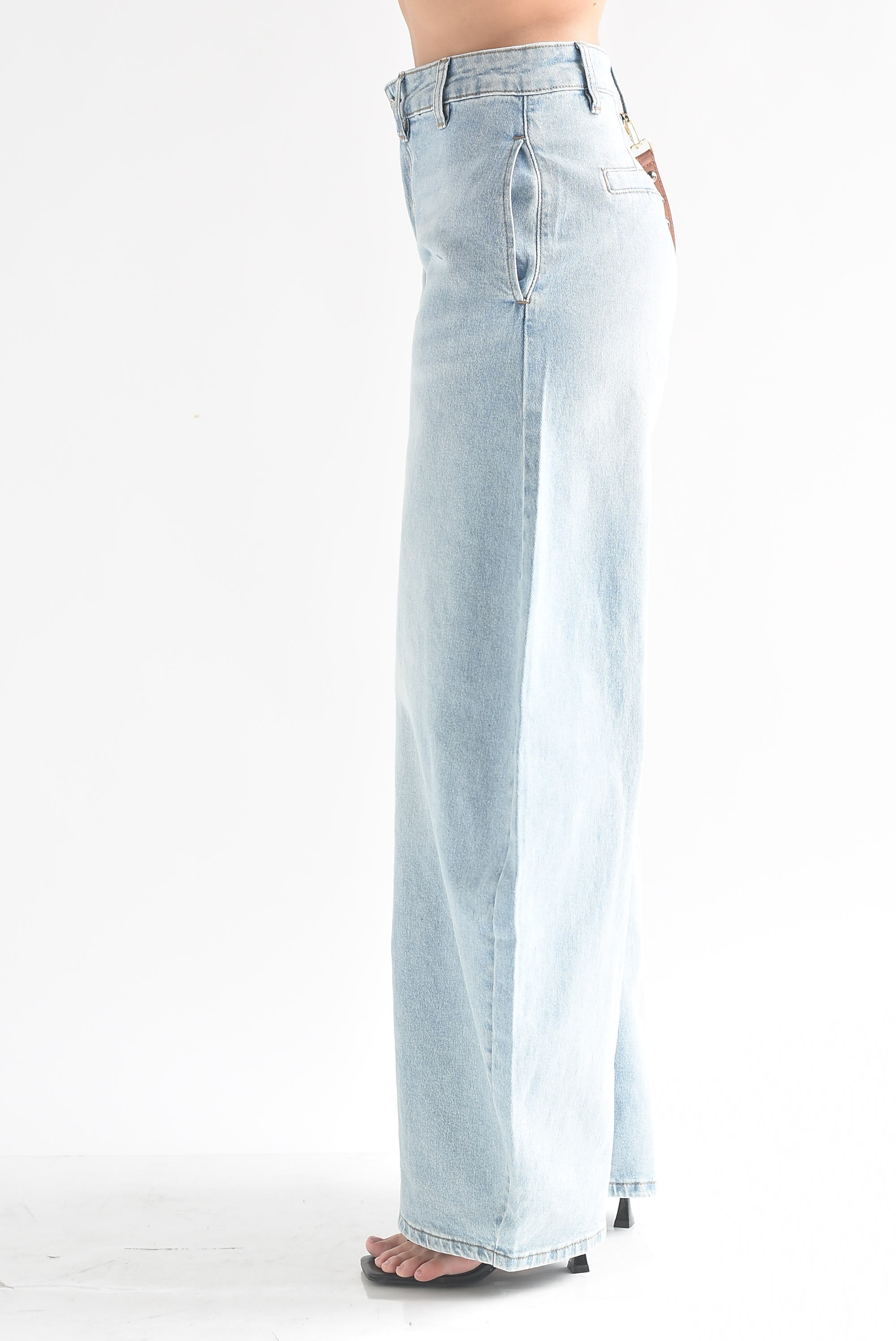 Jeans barrel con strap
