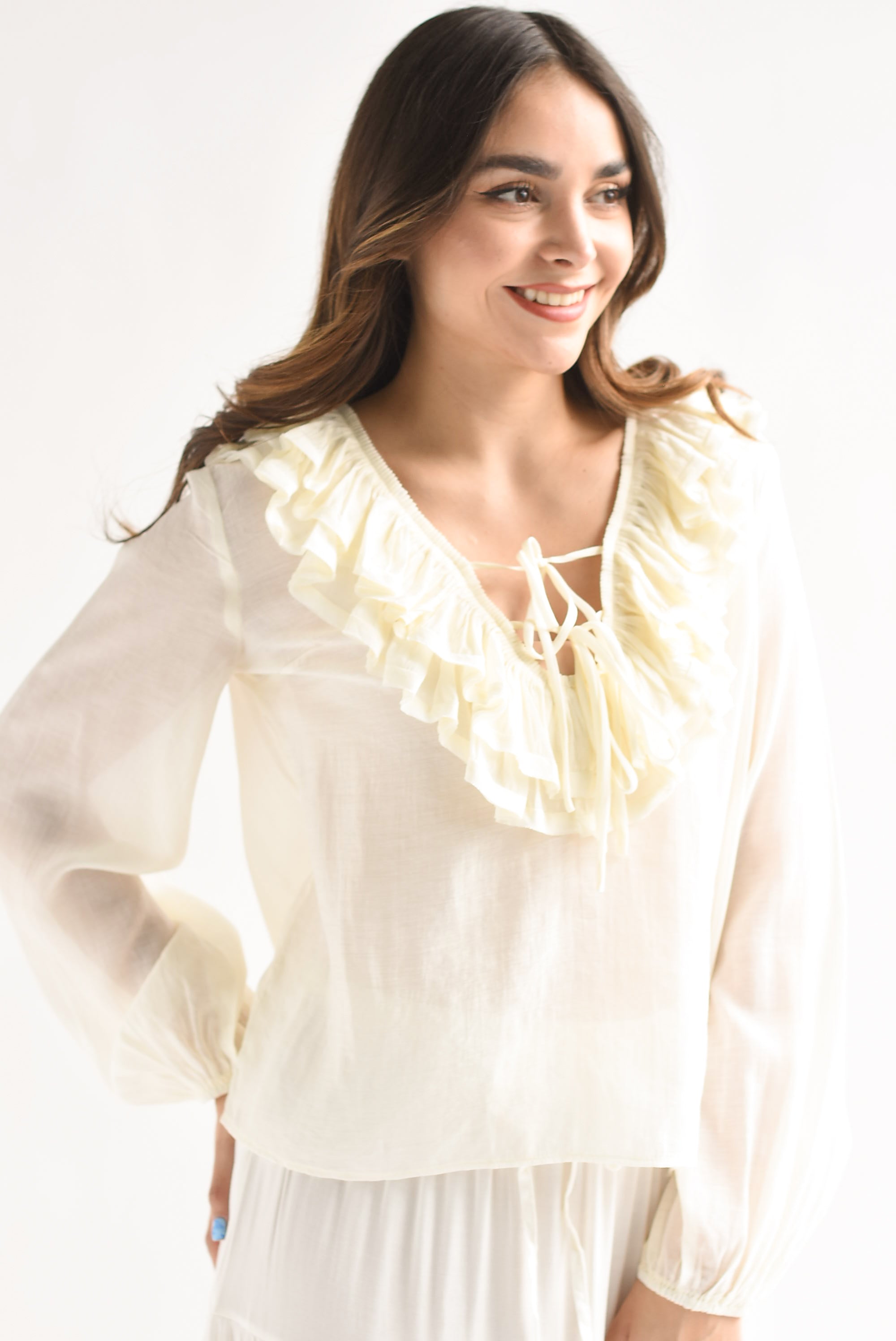 Blusa cuello V olanes Ivory