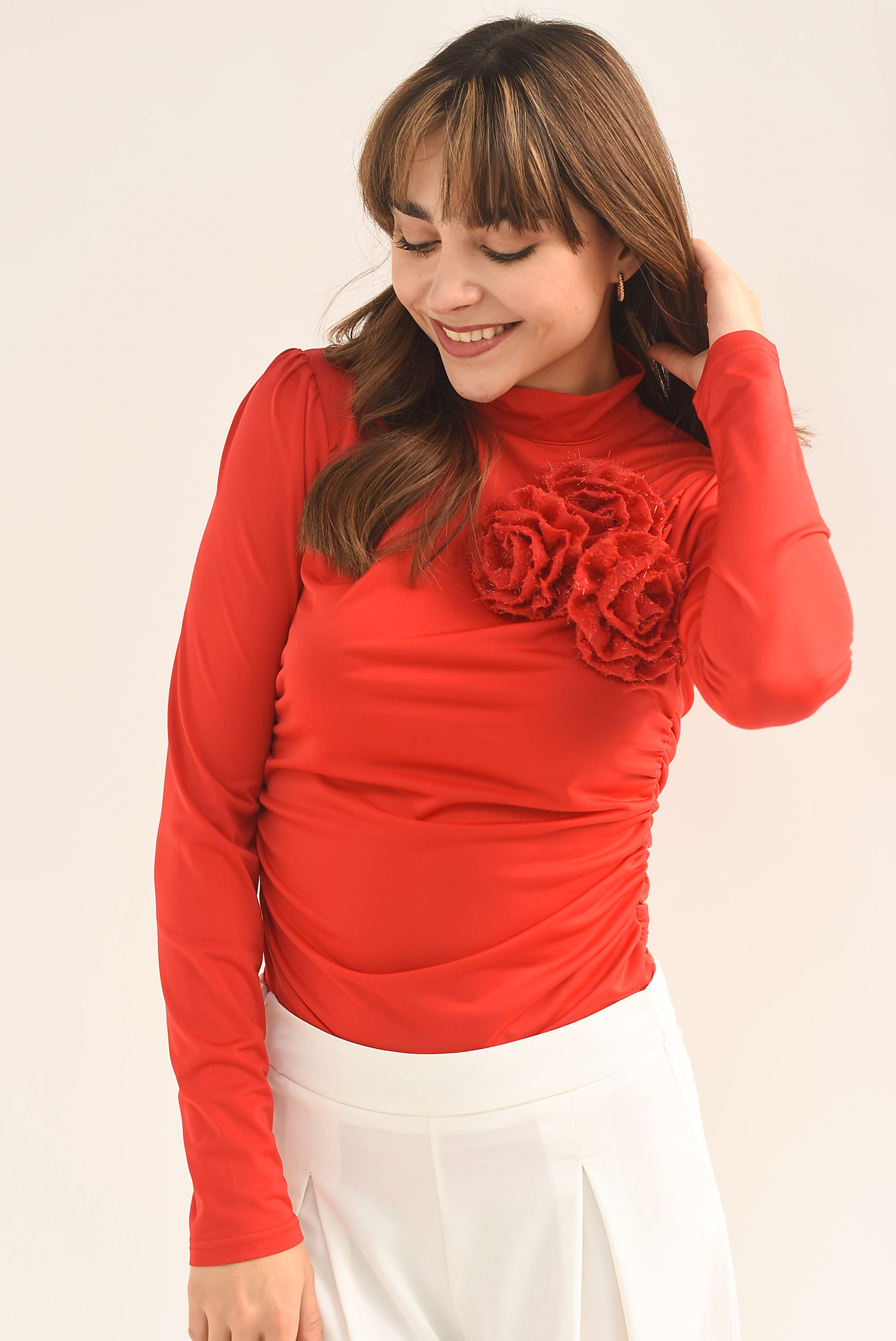 Blusa drapeada con flores 3D Roja