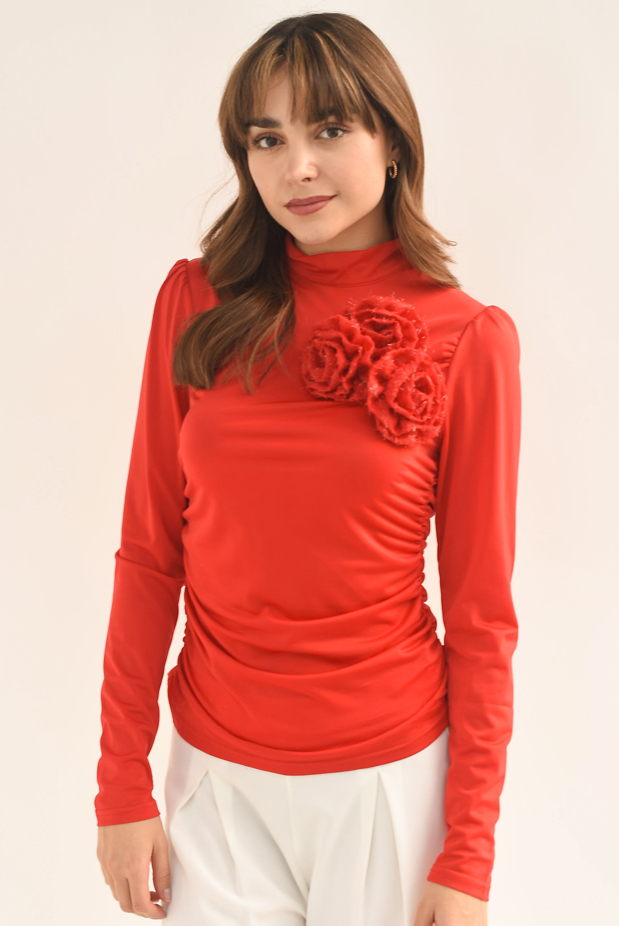 Blusa drapeada con flores 3D Roja