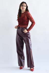 Fashion Styled Pantalón vinipiel cocodrilo Vino