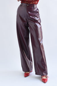 Fashion Styled Pantalón vinipiel cocodrilo Vino