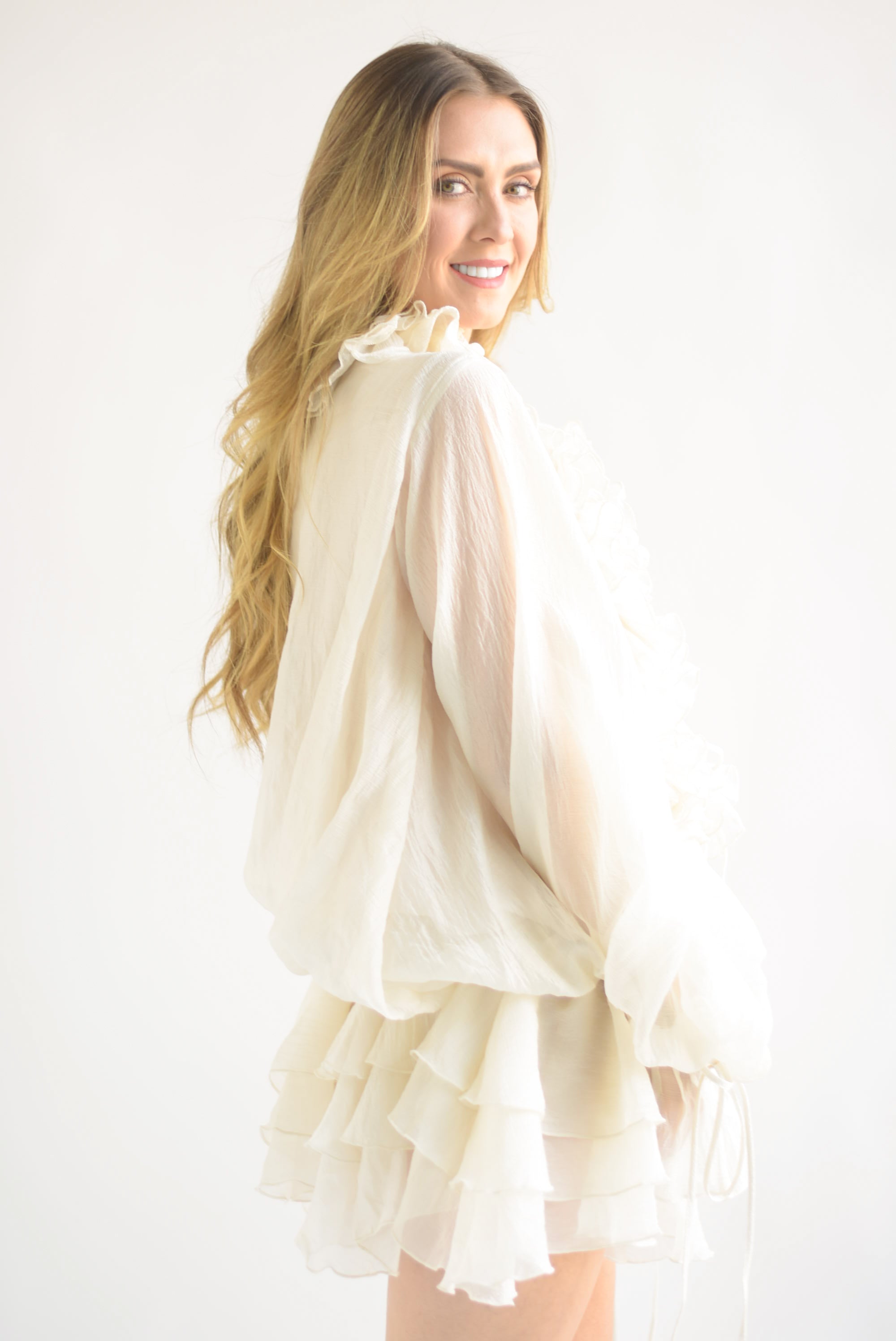 Vestido olanes y flores Ivory