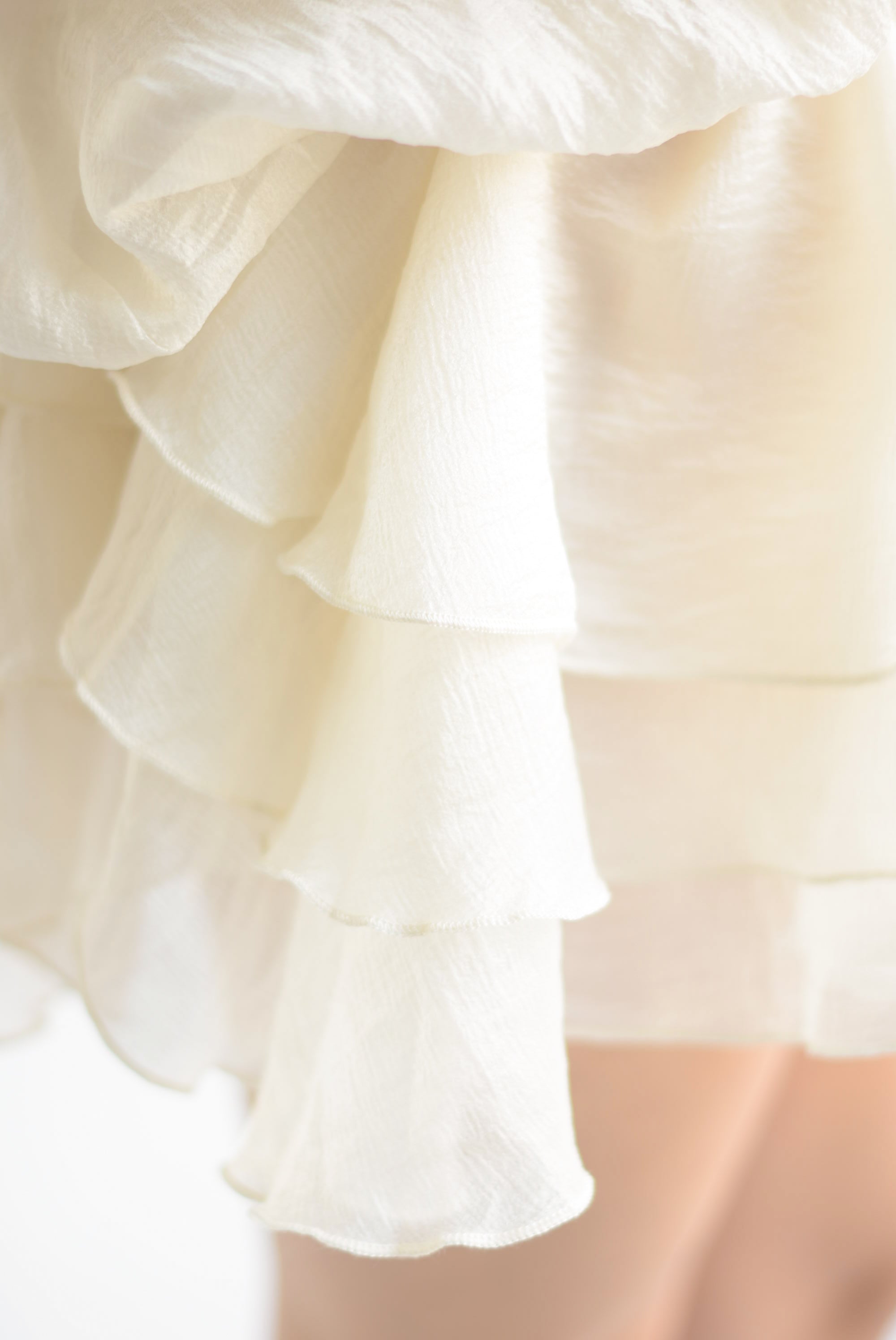Vestido olanes y flores Ivory