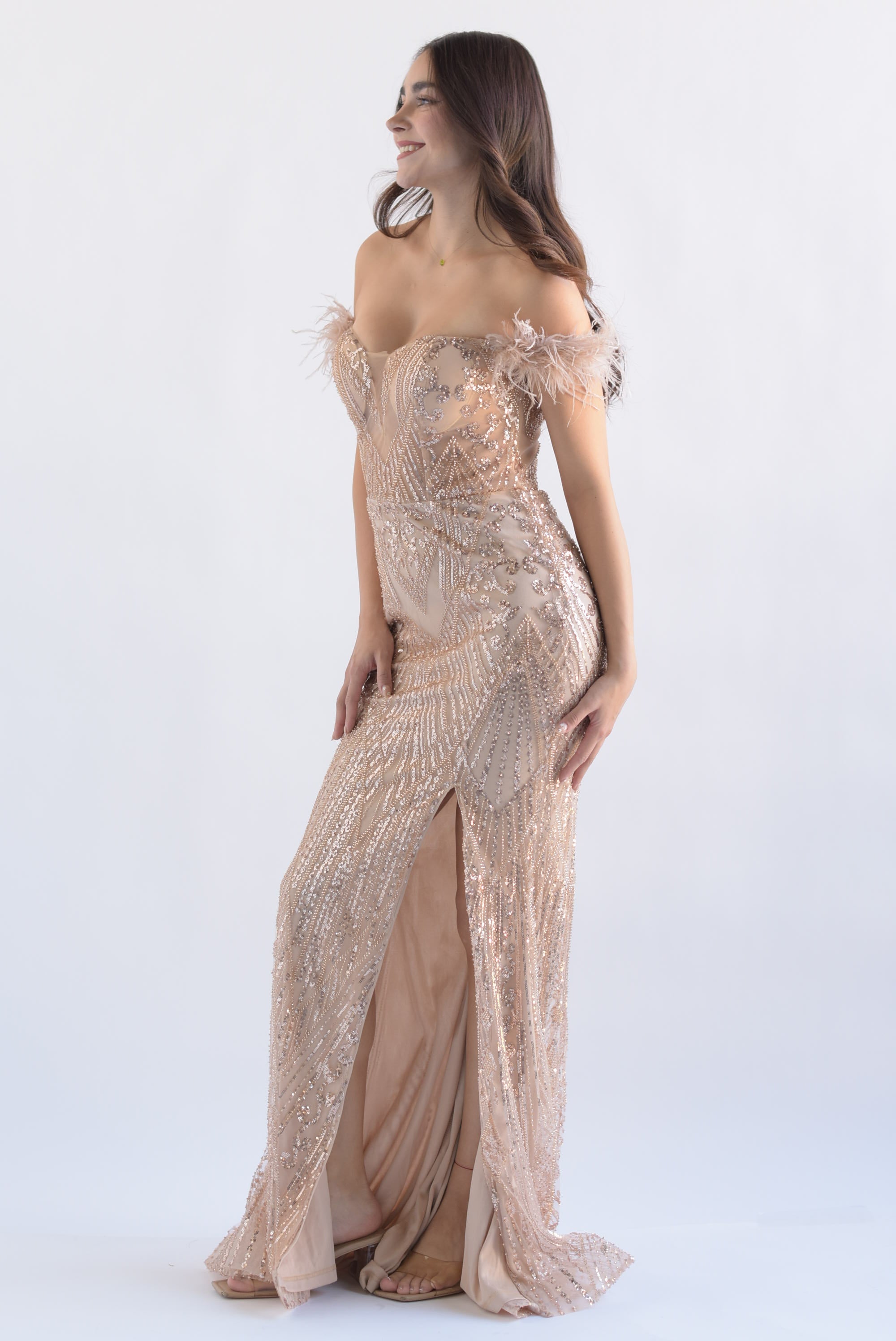 Vestido largo lentejuelas y plumas Rose Gold