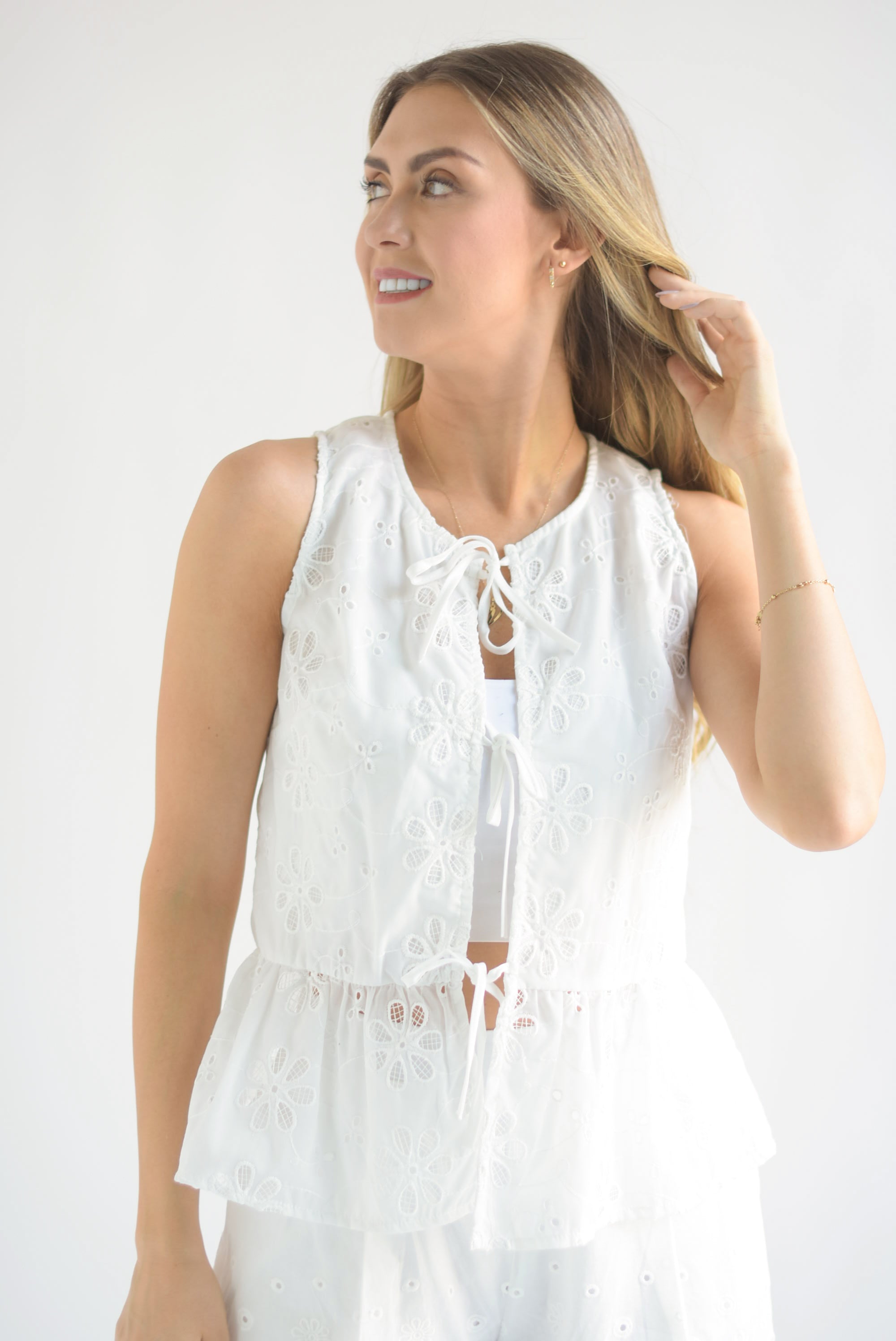 Blusa lazos flores caladas Blanco
