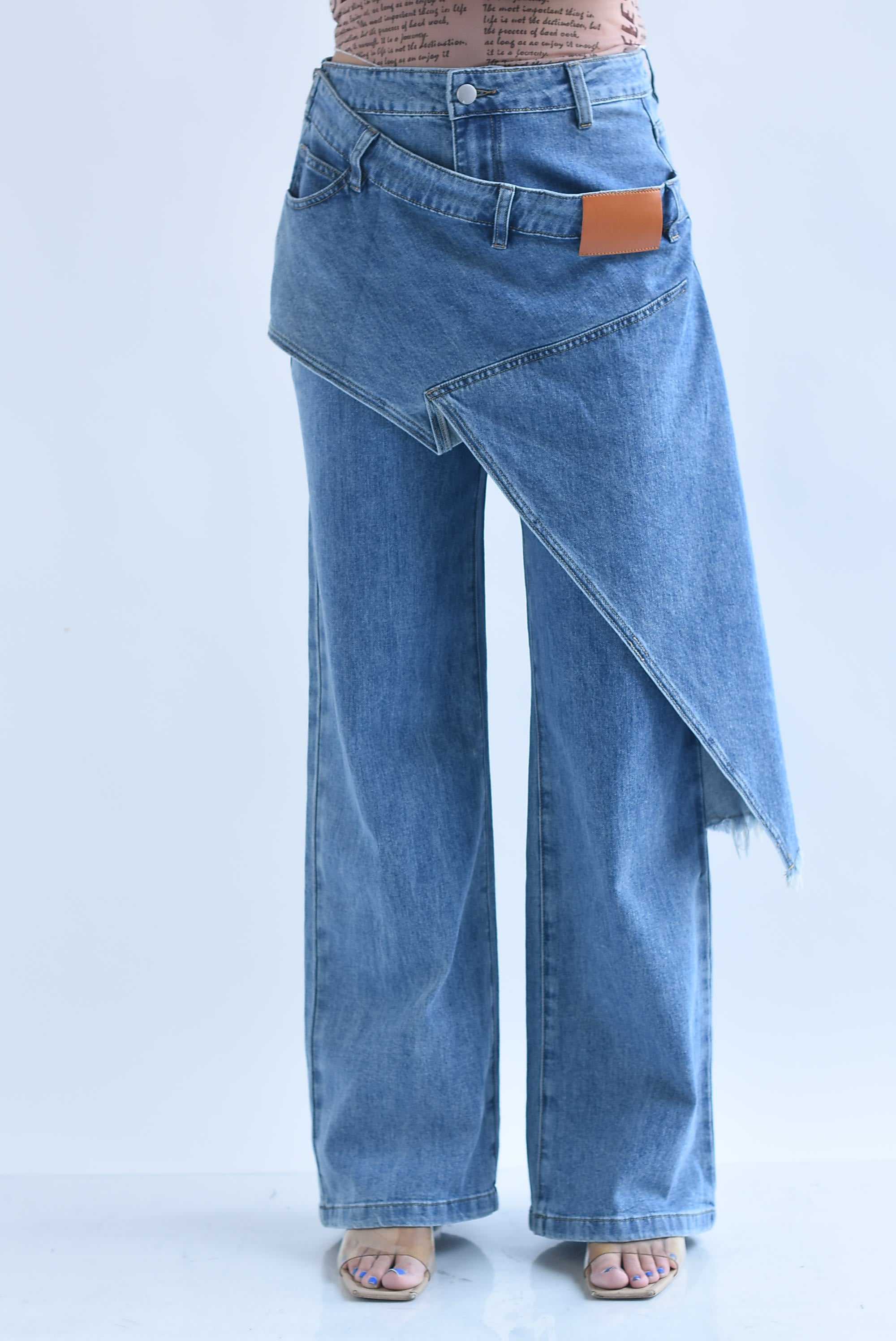 Jeans faldón pretina envolvente cierre