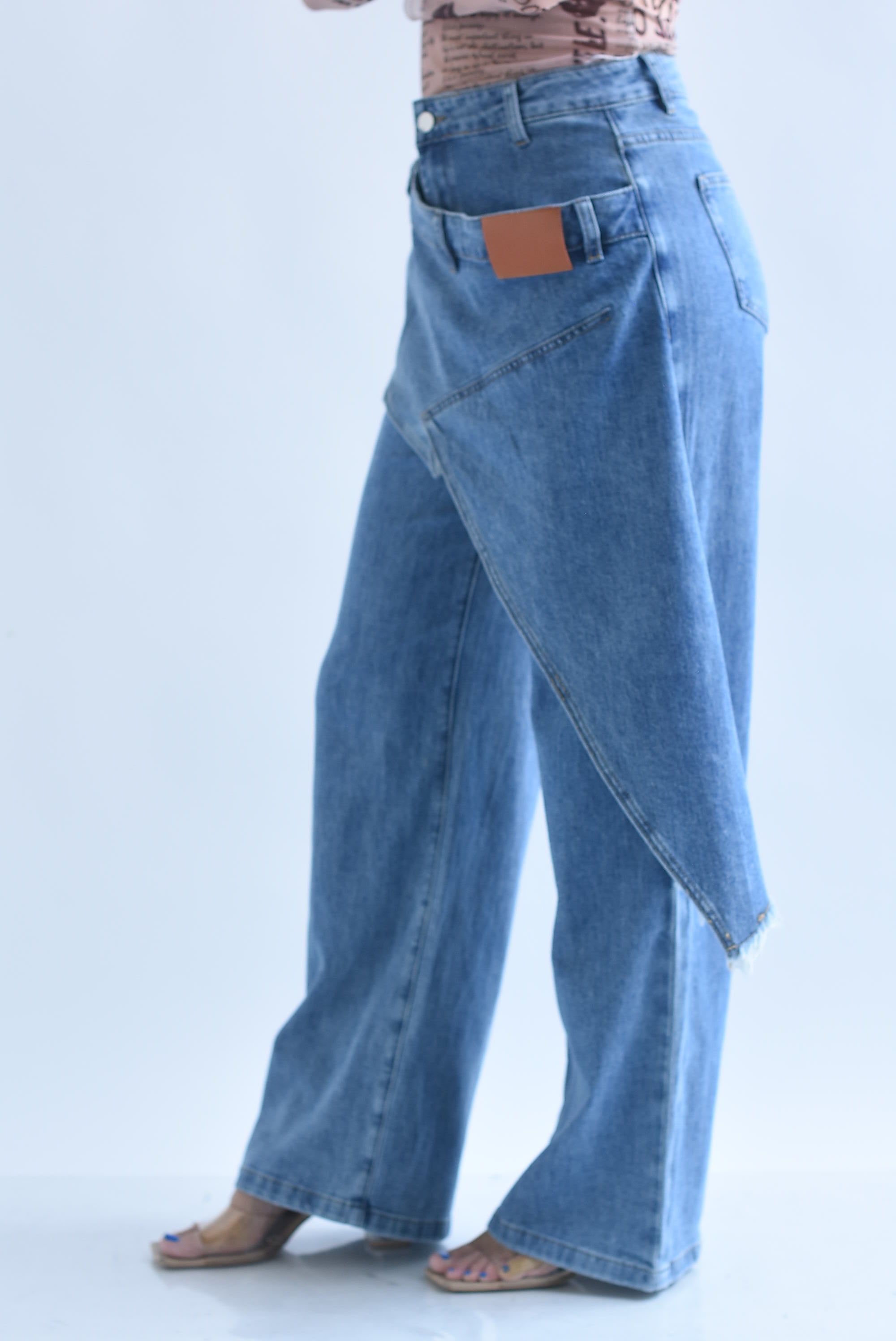 Jeans faldón pretina envolvente cierre