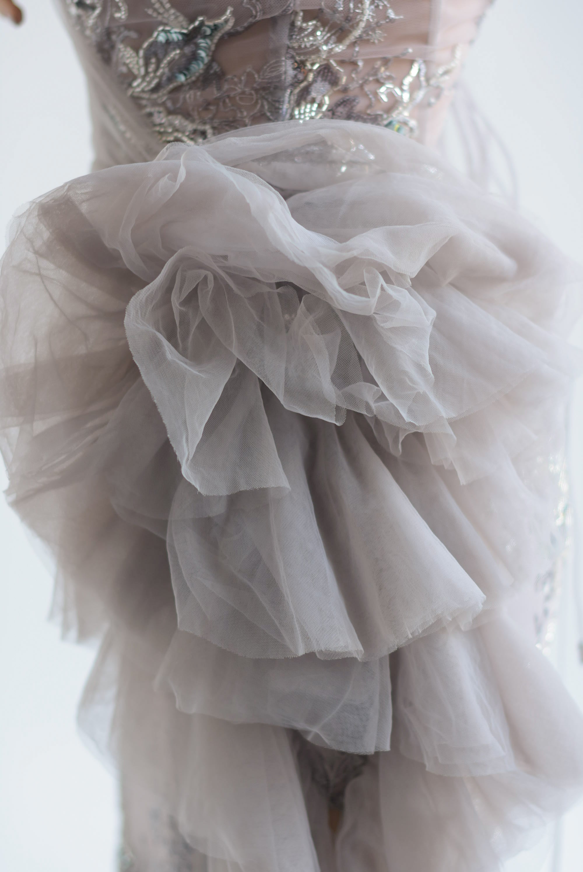 Vestido largo strapless lentejuela y tulle Plata