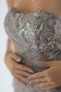Fashion Styled Vestido largo strapless lentejuela y tulle Plata