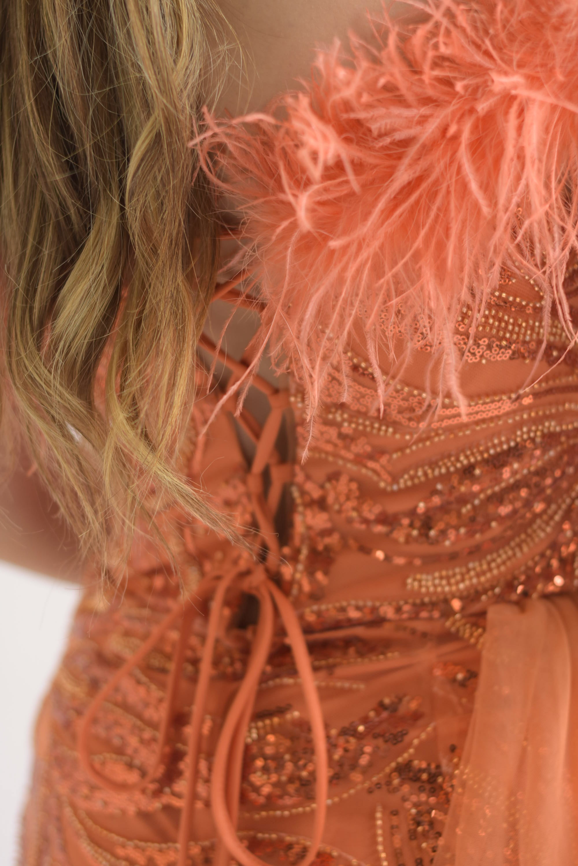 Vestido largo lentejuelas, plumas y tulle Naranja