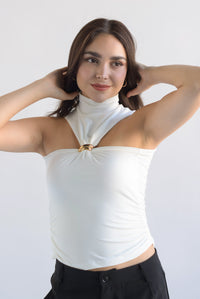 Fashion Styled Blusa cuello perkins broche dorado Blanco