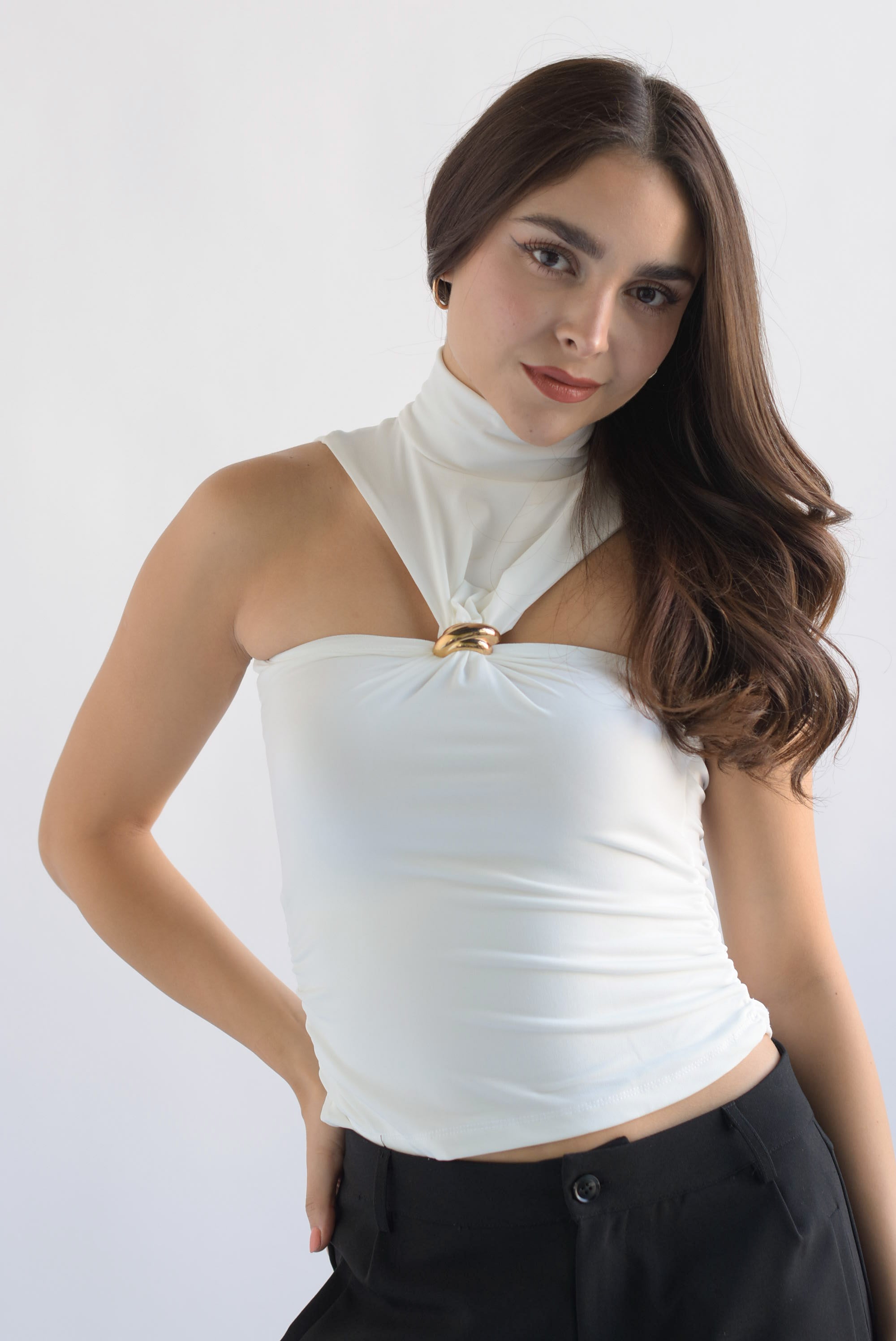 Blusa cuello perkins broche dorado Blanco