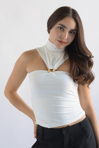 Fashion Styled Blusa cuello perkins broche dorado Blanco