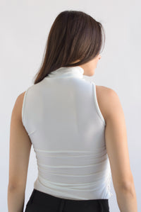 Fashion Styled Blusa cuello perkins broche dorado Blanco