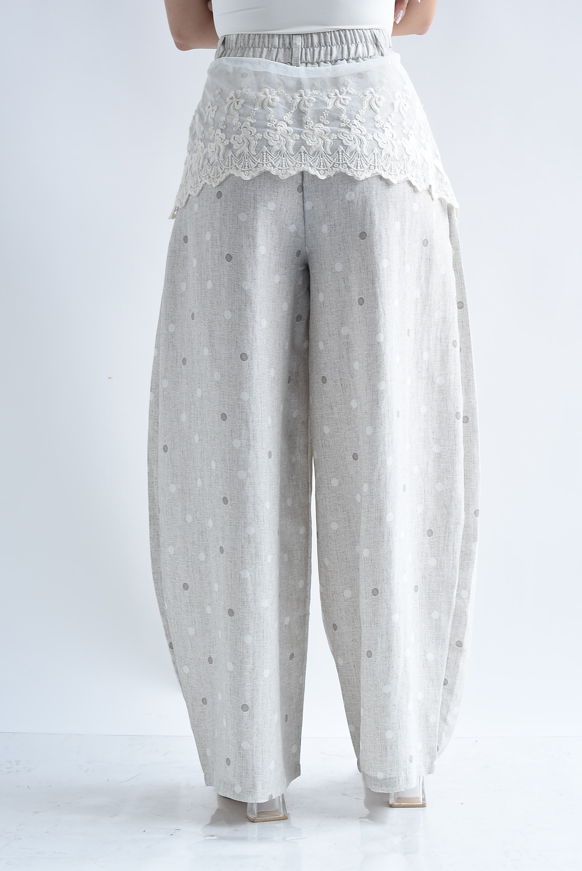 Pantalón barrel polka dots faldón encaje