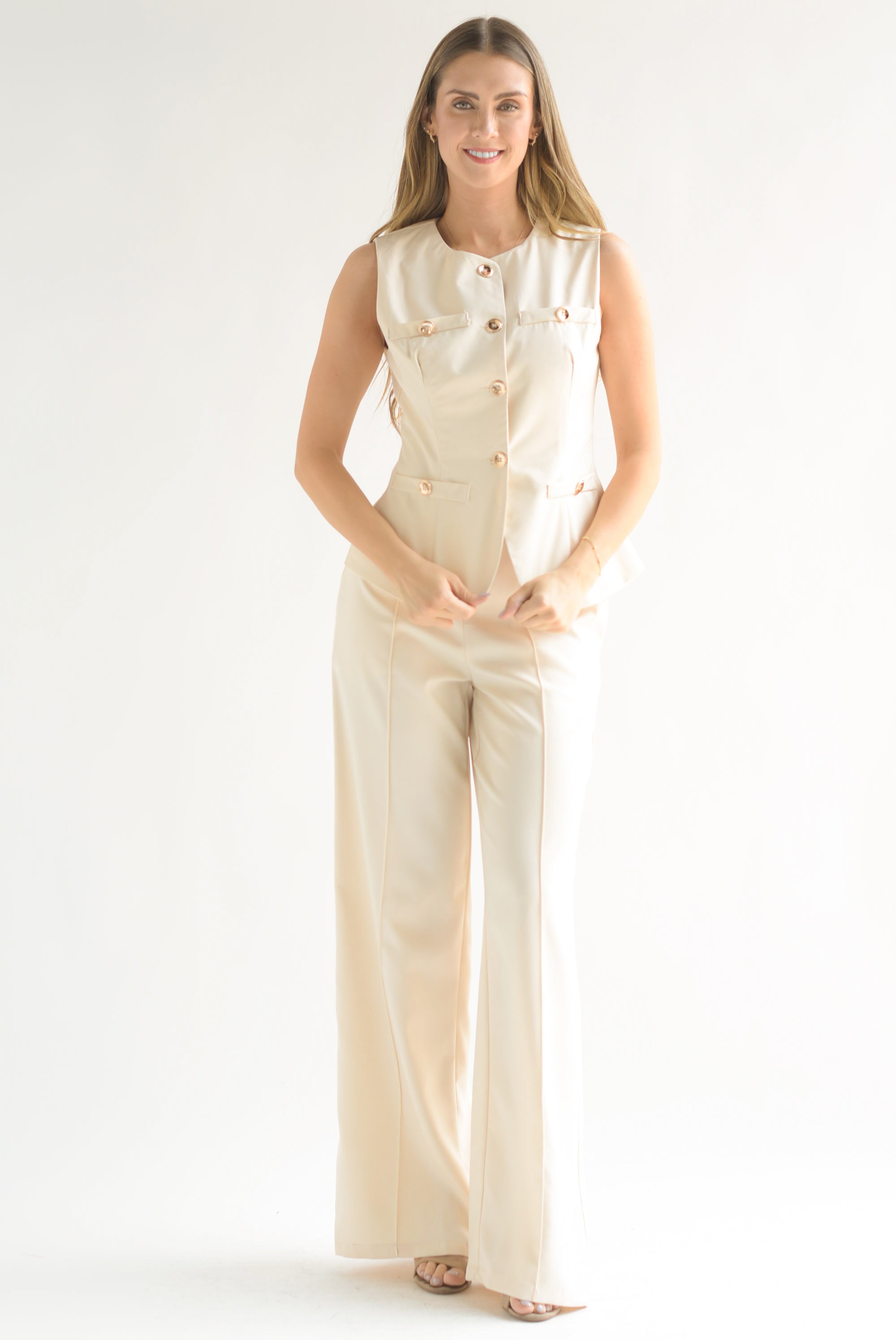 Set Pantalón y Chaleco largo botones dorados Beige