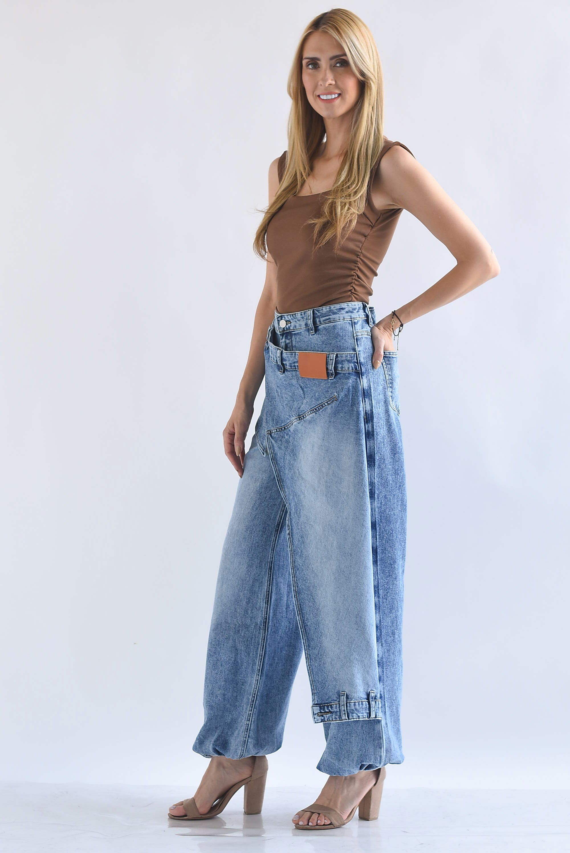 Jeans globo faldón pretina envolvente cierre