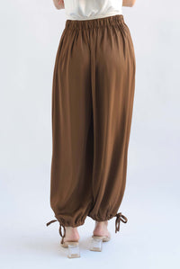 Fashion Styled Pantalón globo satín Café