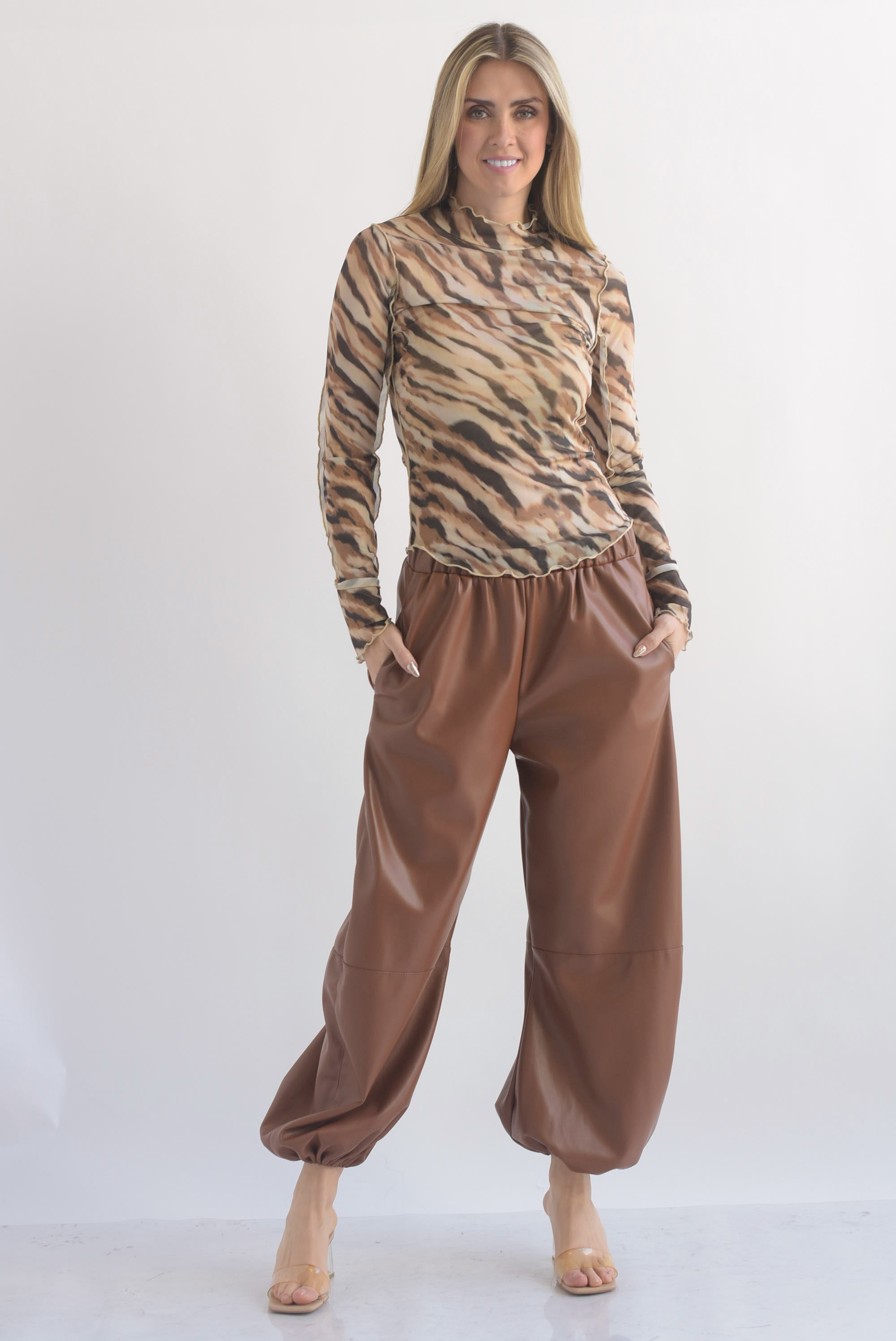 Pantalón globo vinipiel costuras