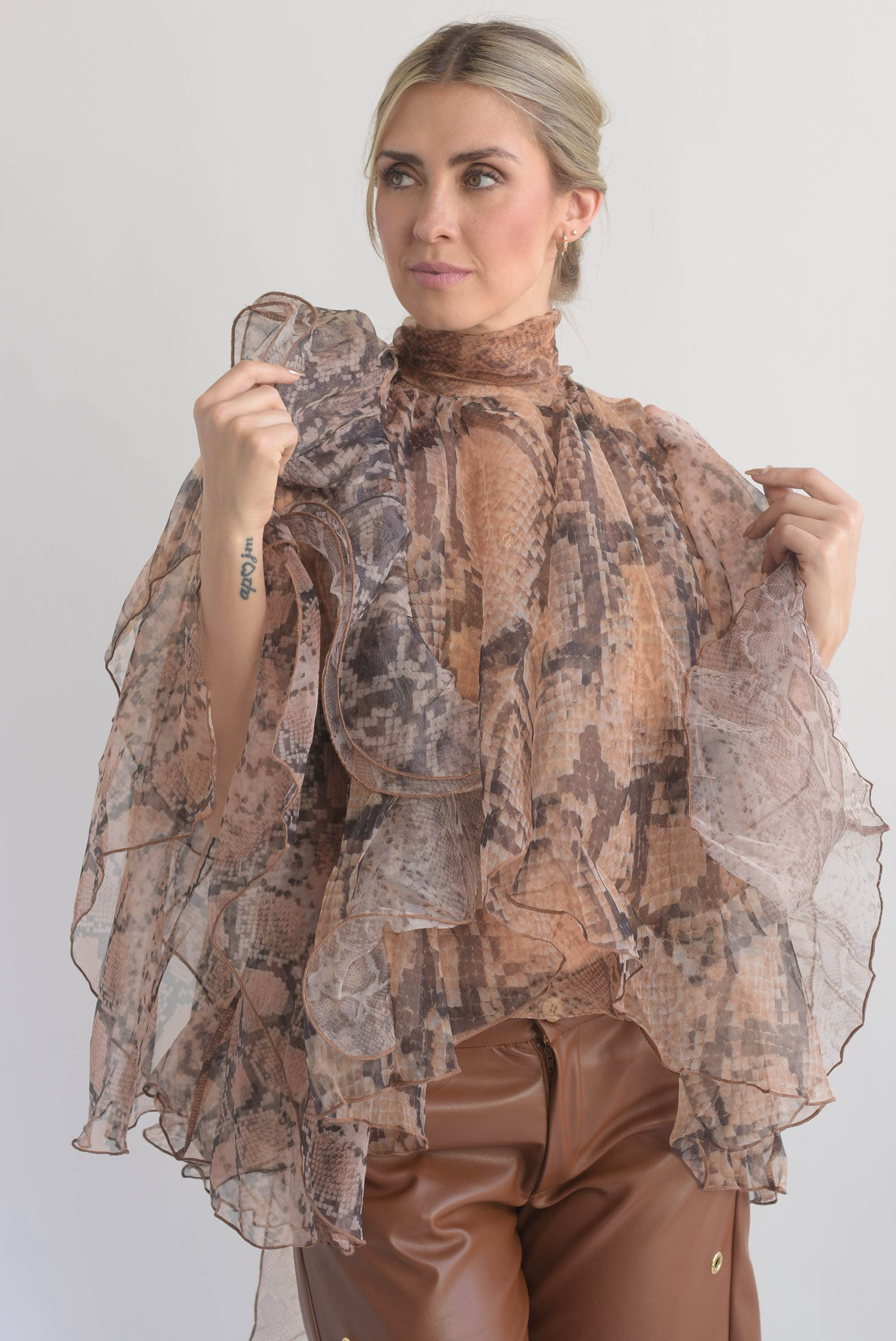 Blusa olanes tipo capa snake print