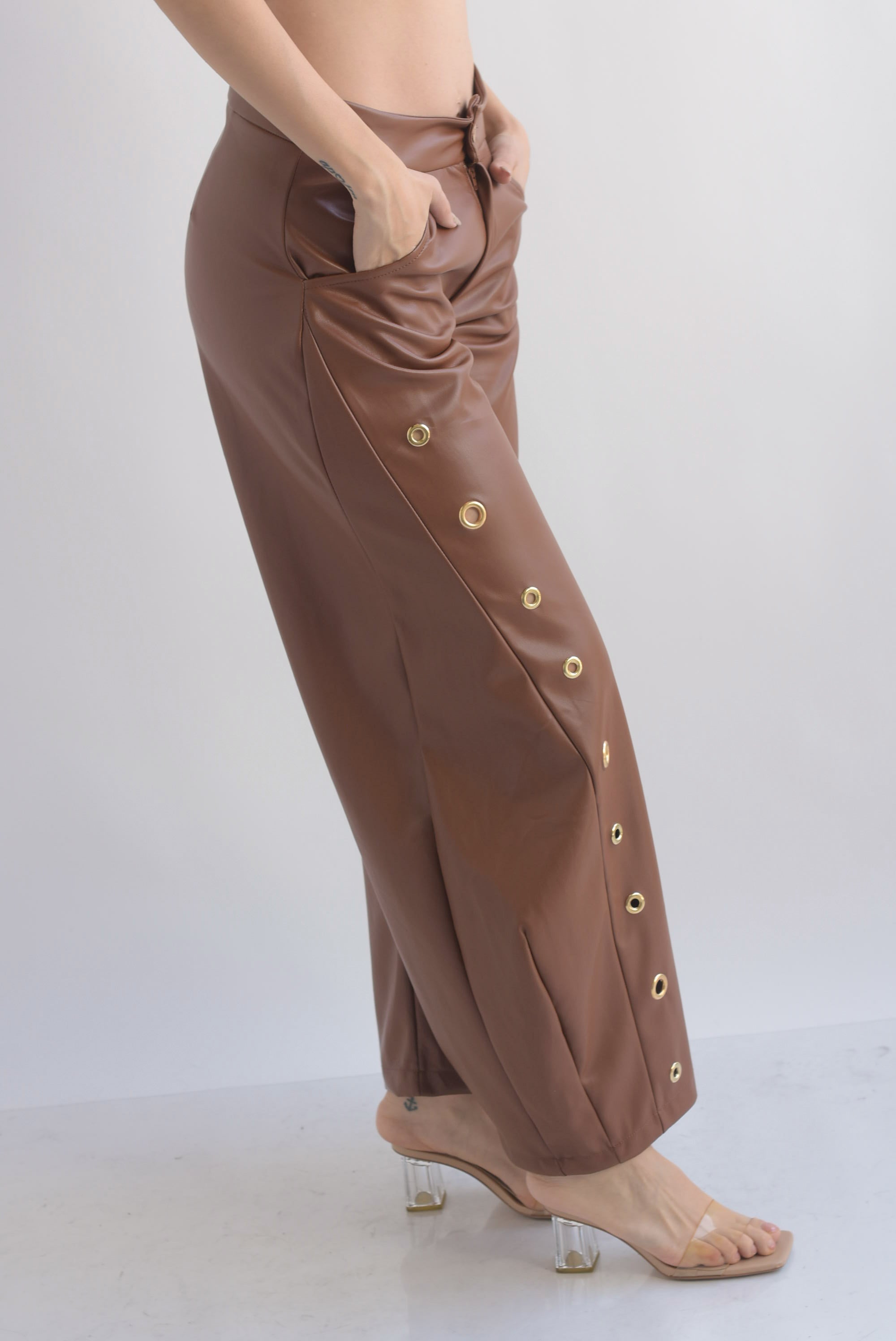 Pantalón barrel vinipiel aros