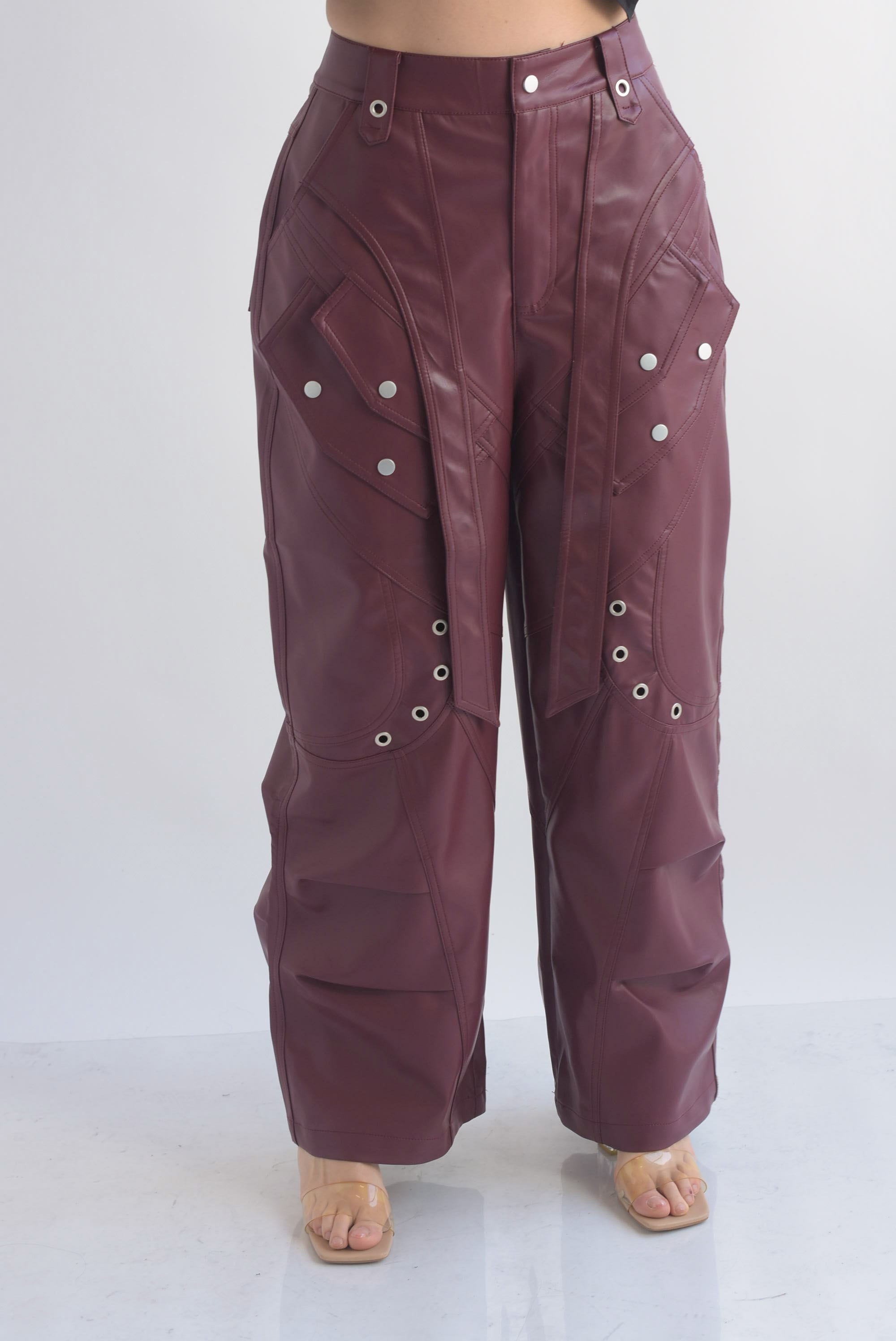 Pantalón barrel broches y aros vinipiel