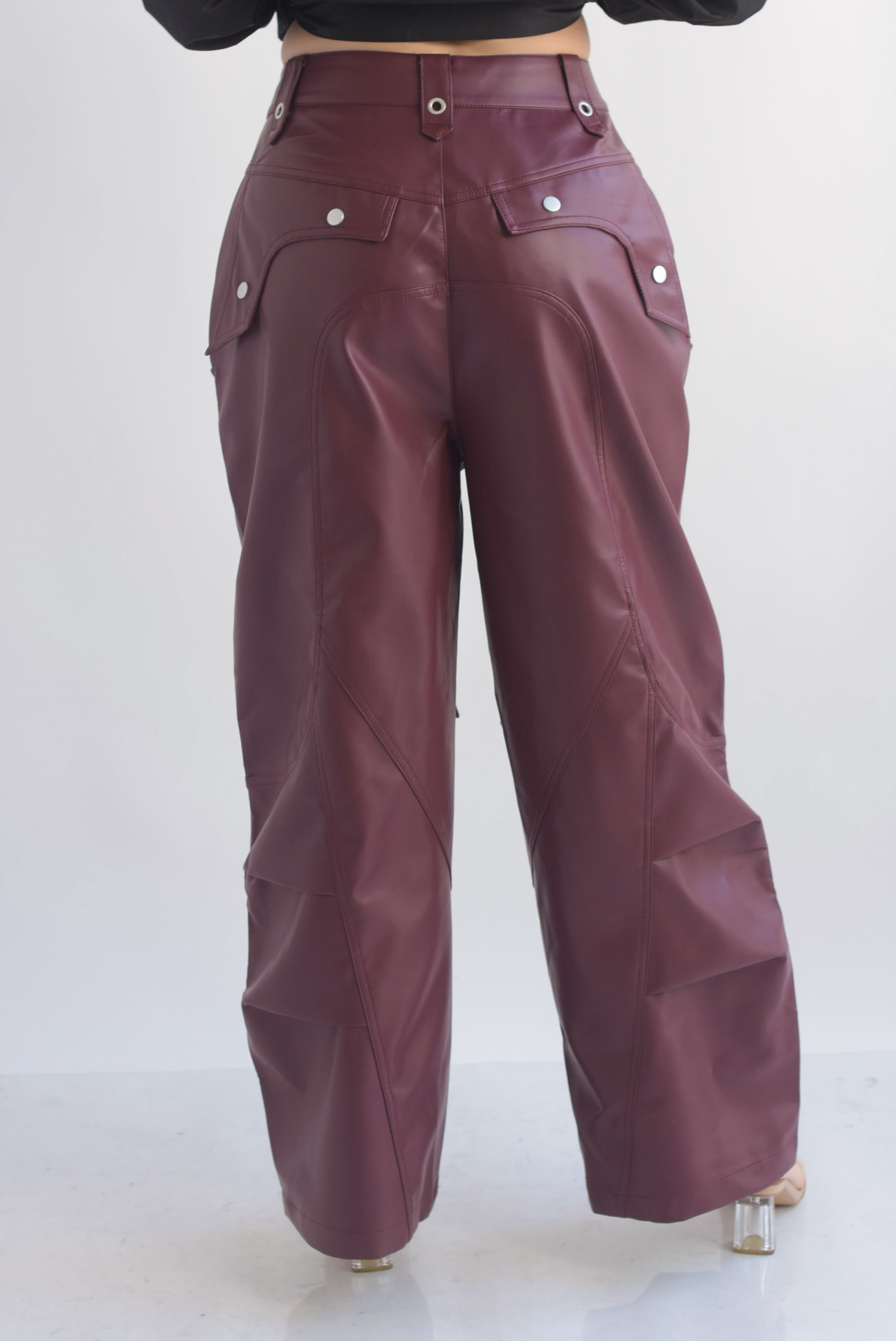 Pantalón barrel broches y aros vinipiel