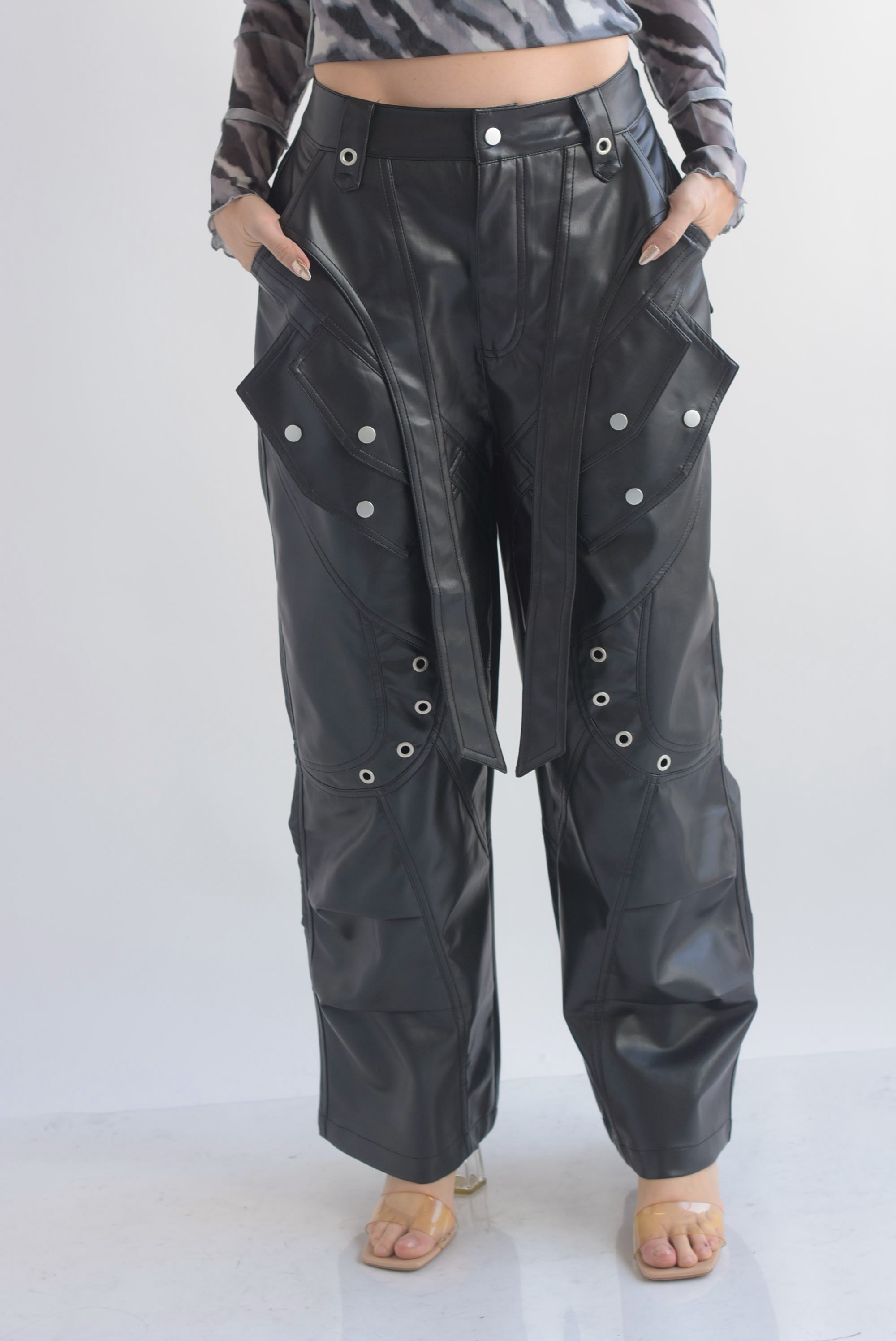 Pantalón barrel broches y aros vinipiel