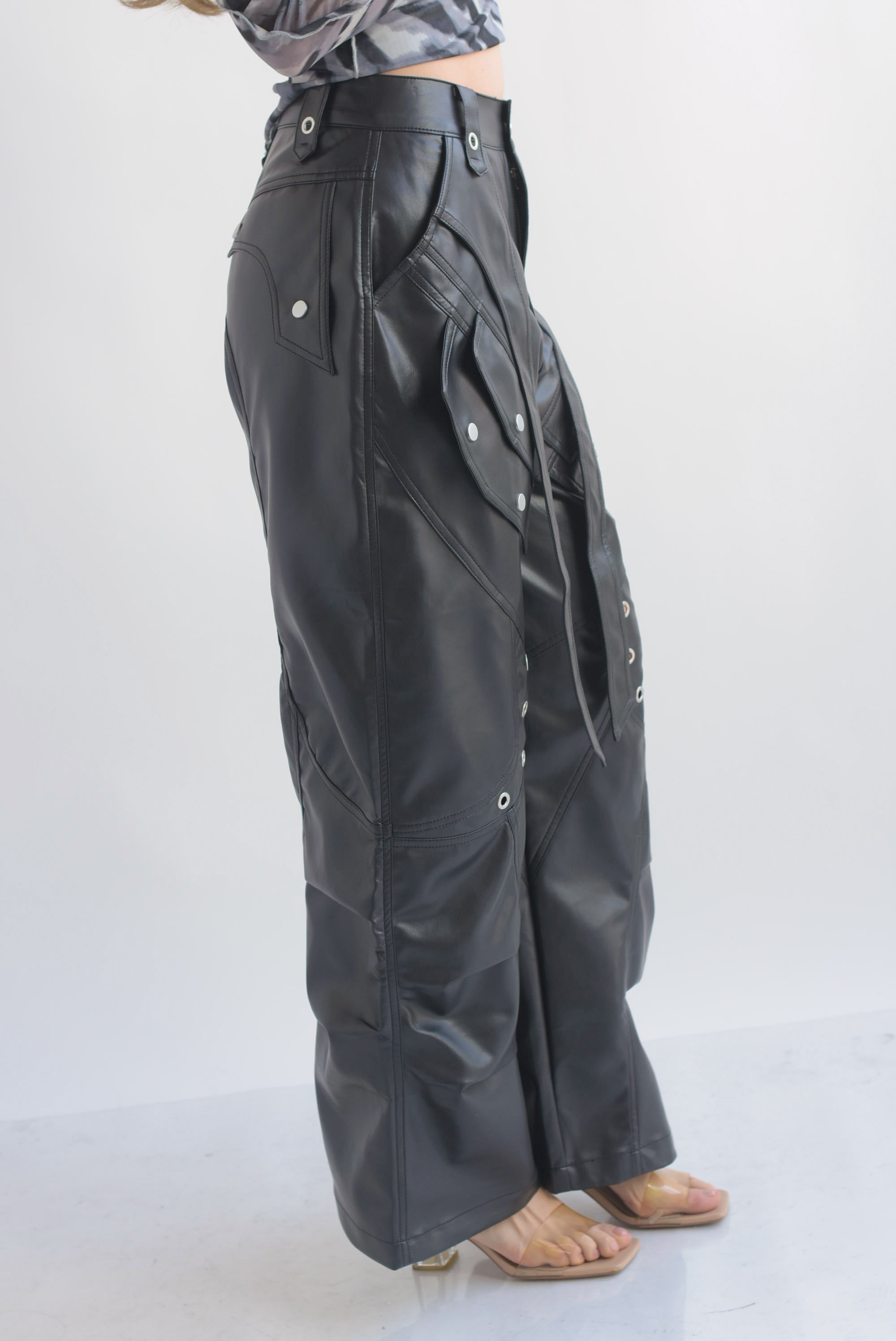 Pantalón barrel broches y aros vinipiel