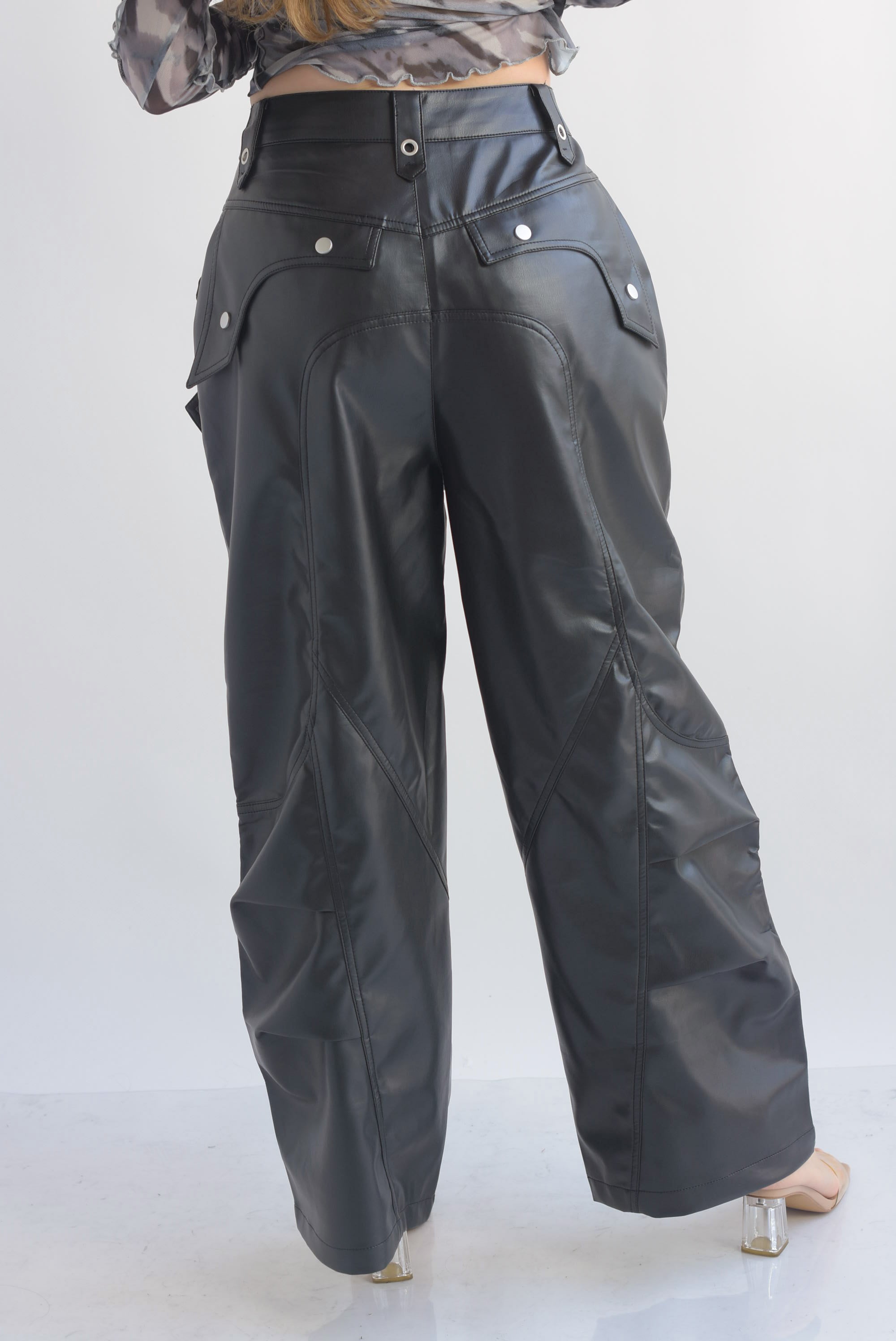 Pantalón barrel broches y aros vinipiel