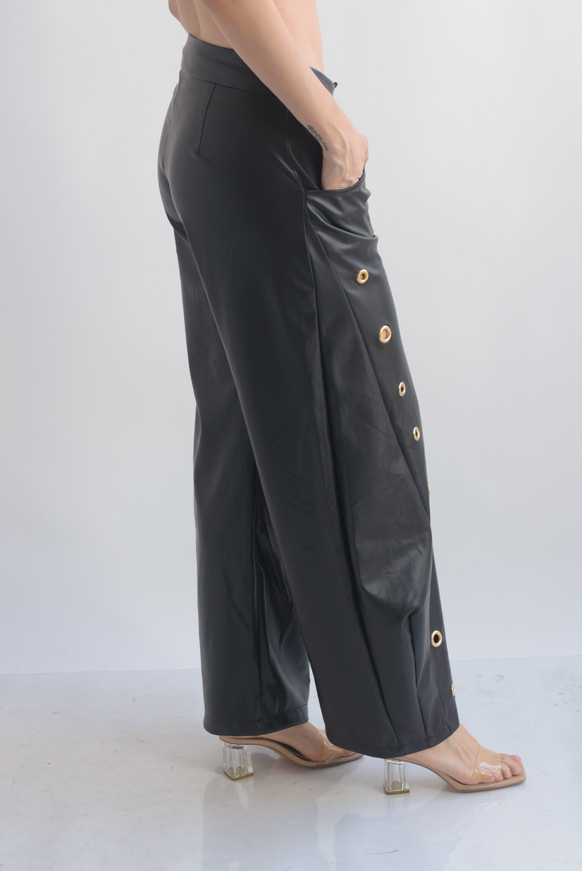 Pantalón barrel vinipiel aros