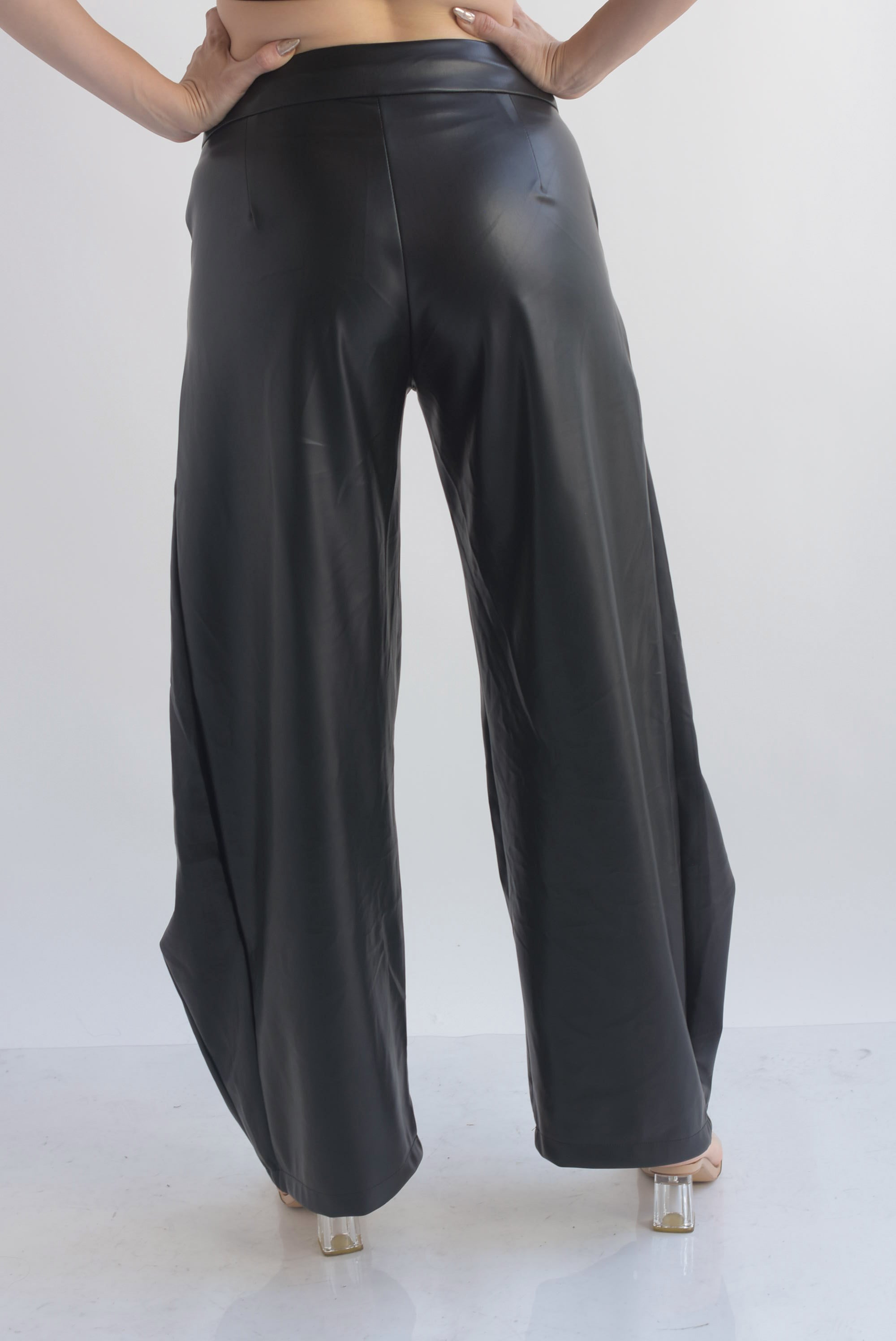 Pantalón barrel vinipiel aros