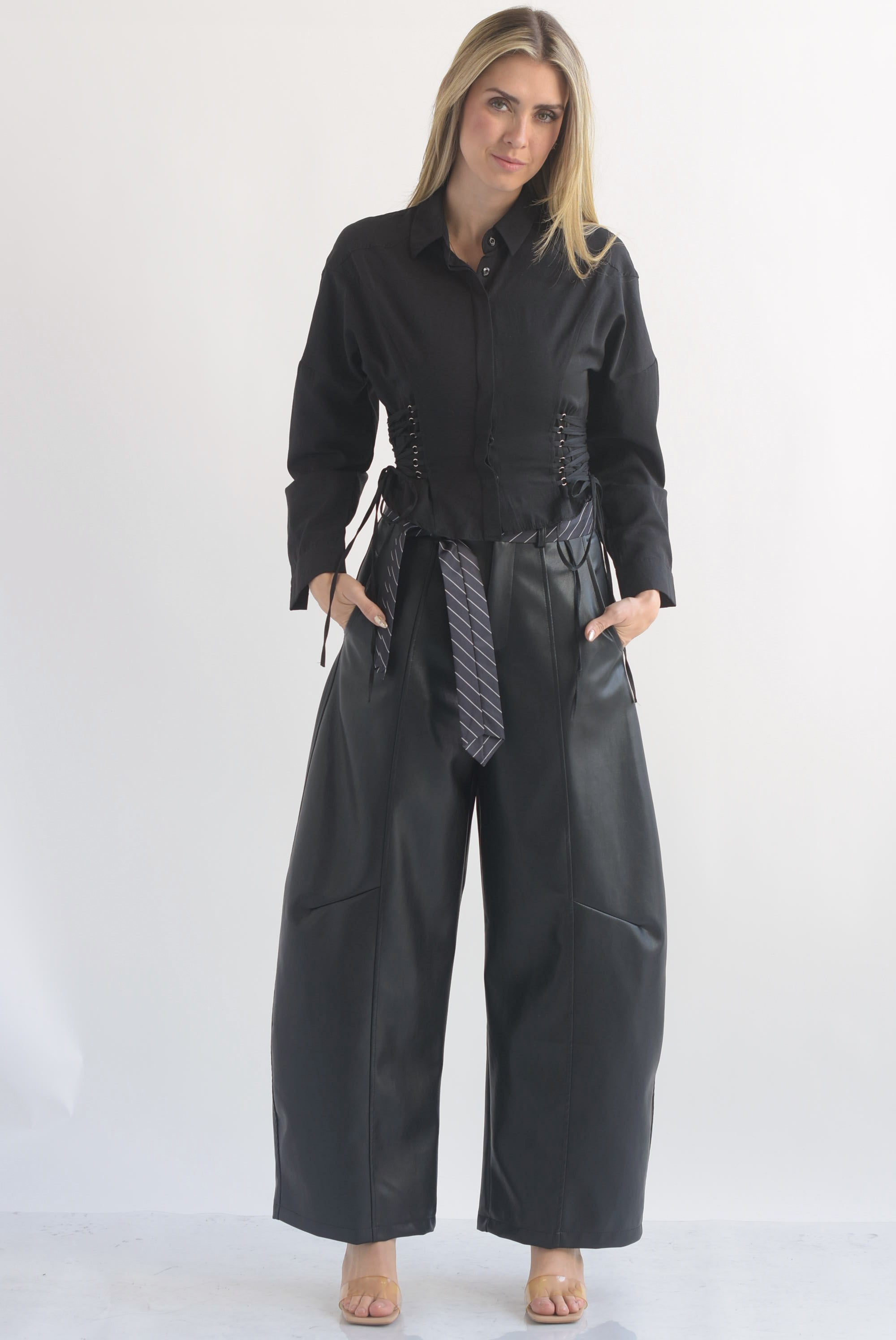 Pantalón barrel vinipiel corbata