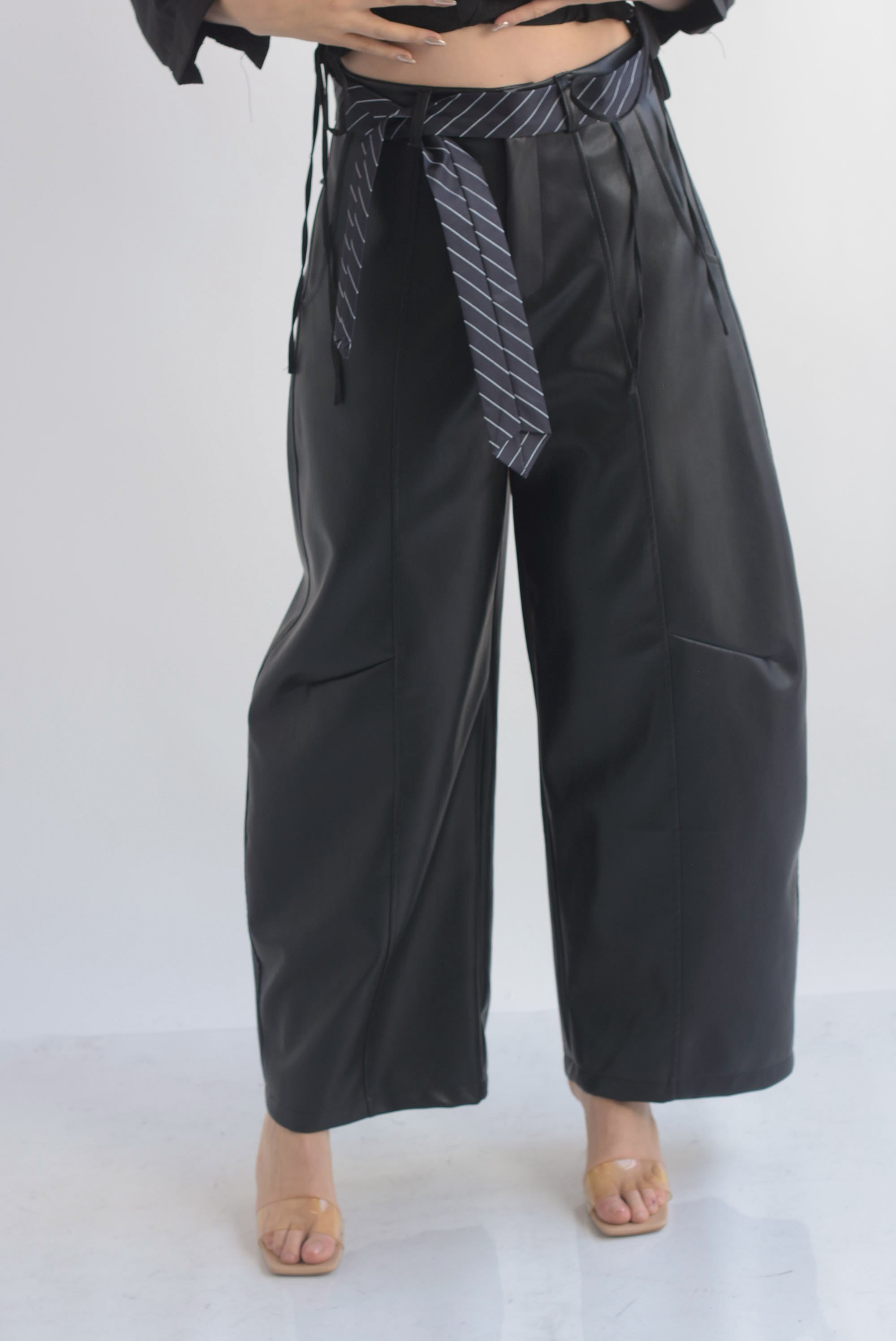 Pantalón barrel vinipiel corbata