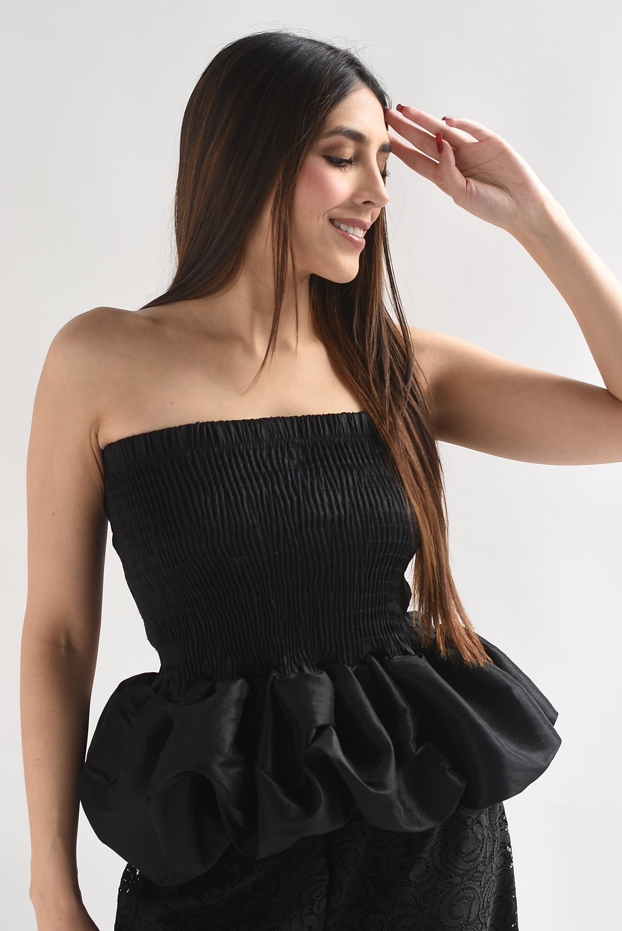 Top strapless globo peplum Negra