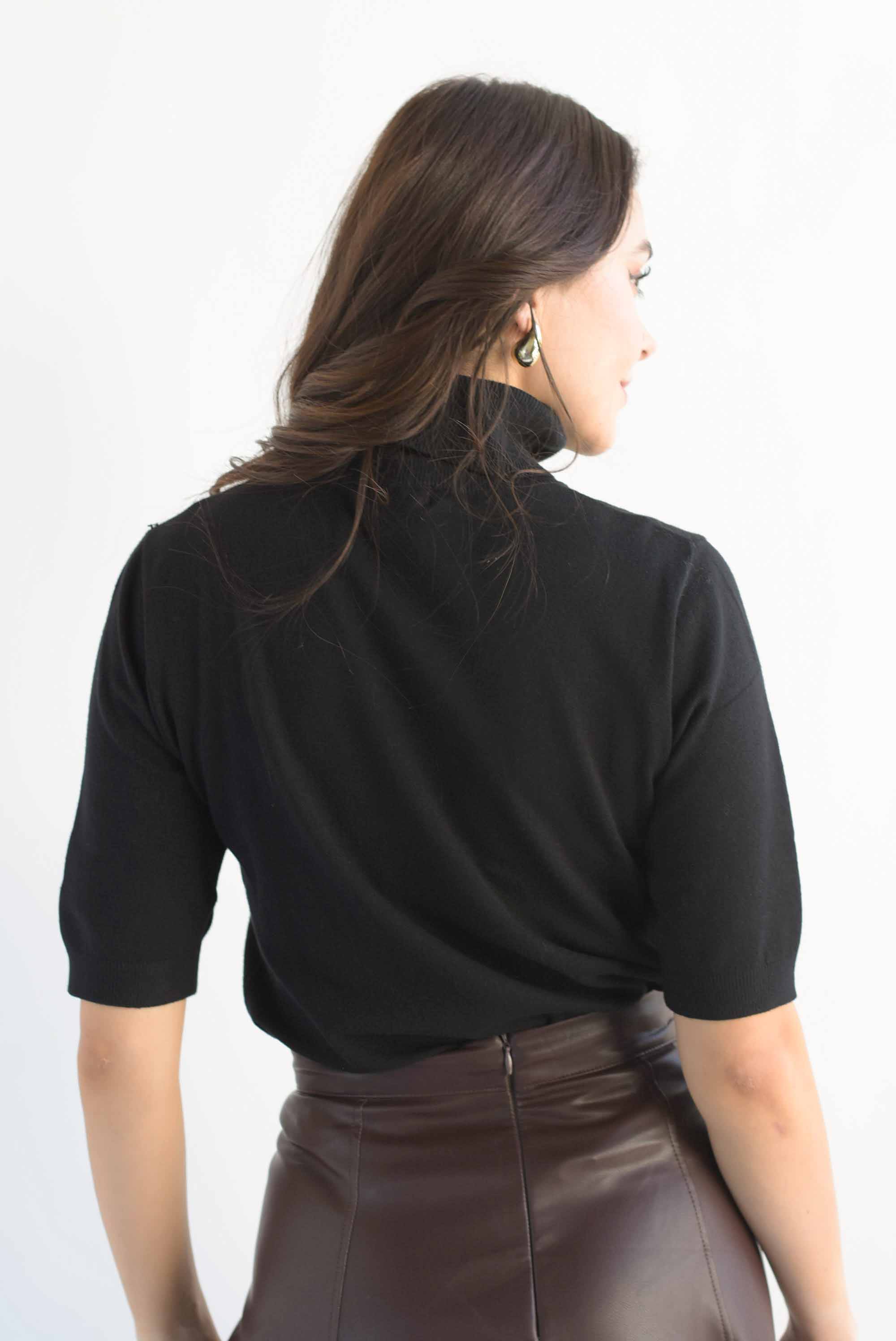 Blusa punto cuello alto manga corta Negro