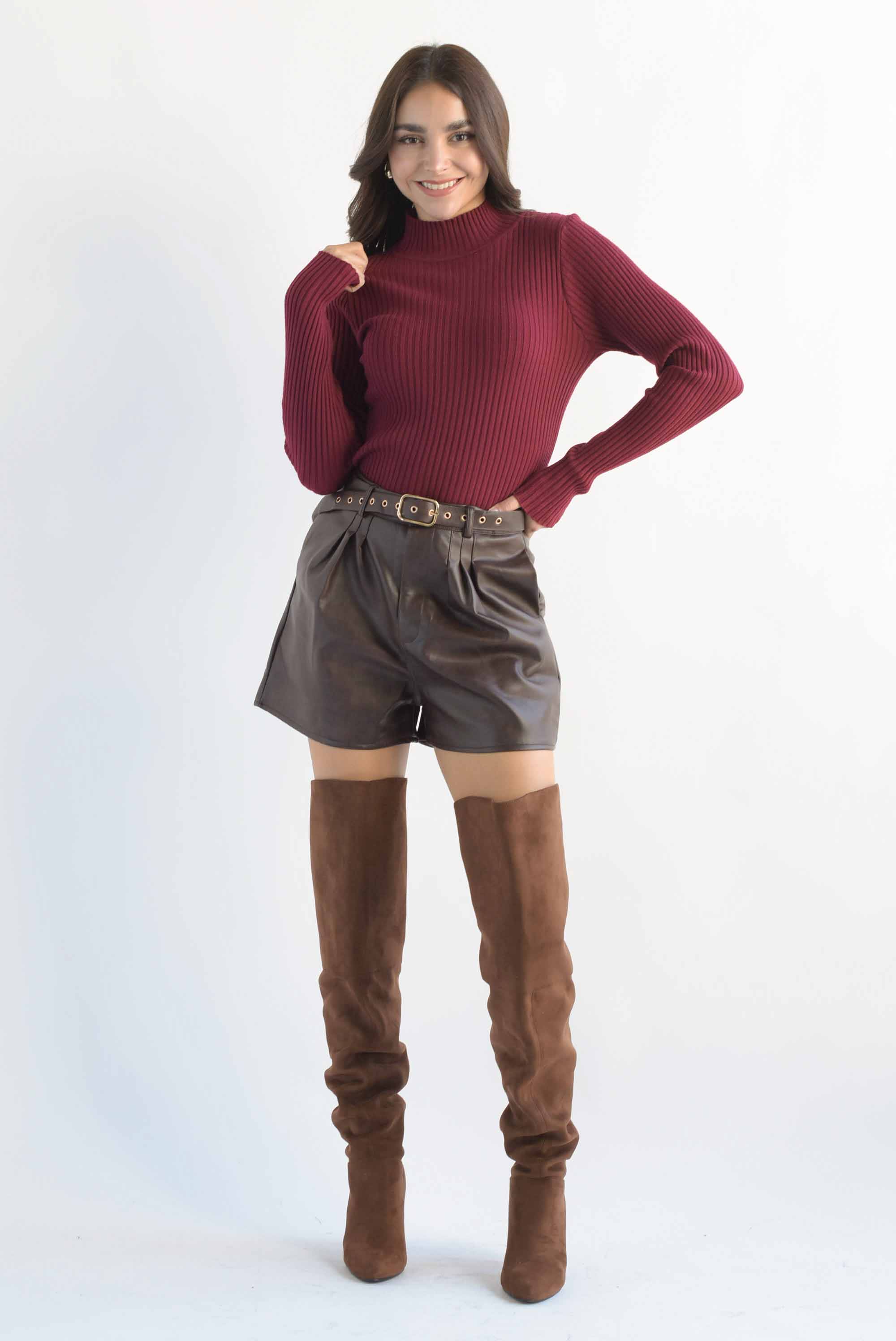 Sweater canalé cuello alto Vino