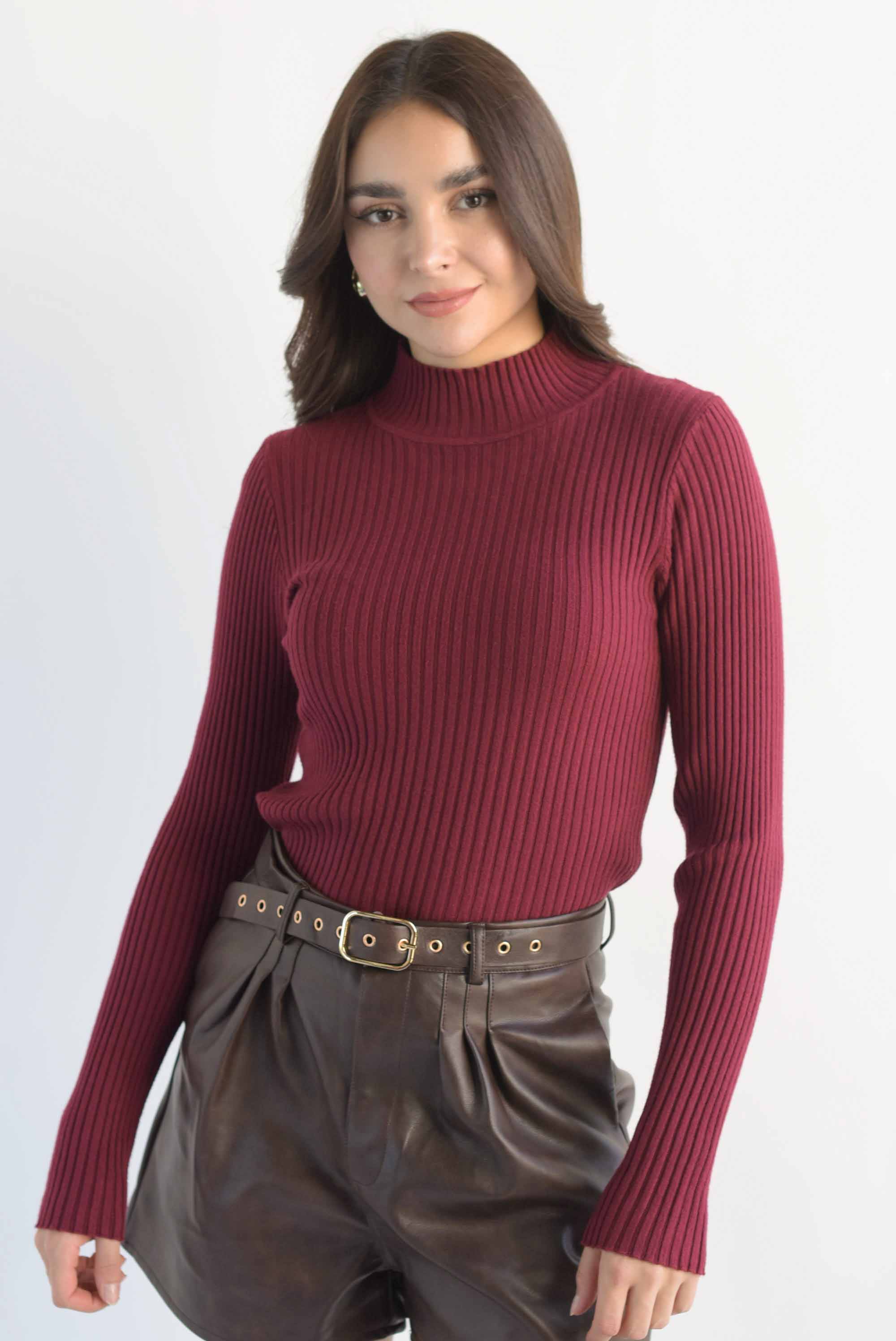 Sweater canalé cuello alto Vino