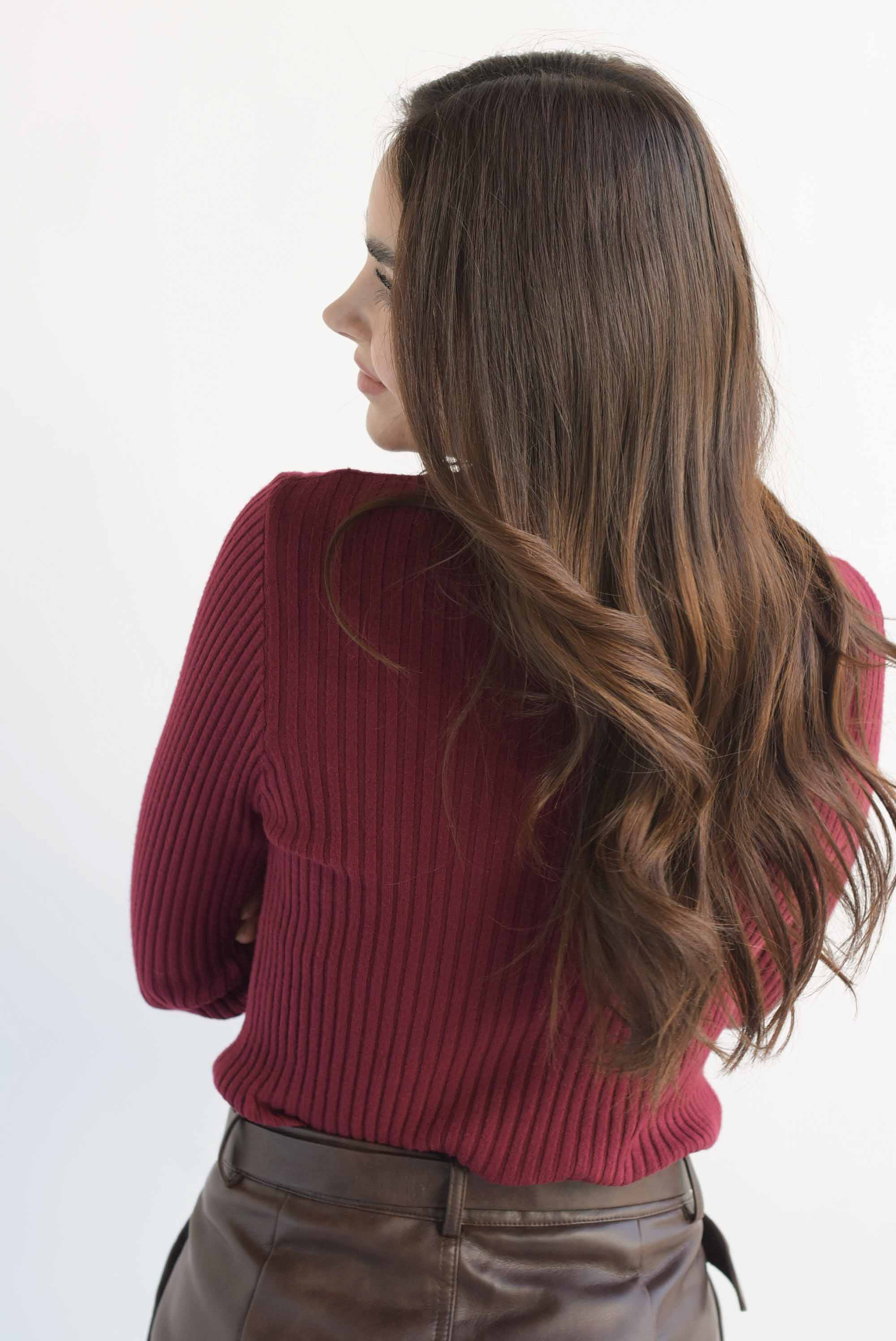 Sweater canalé cuello alto Vino