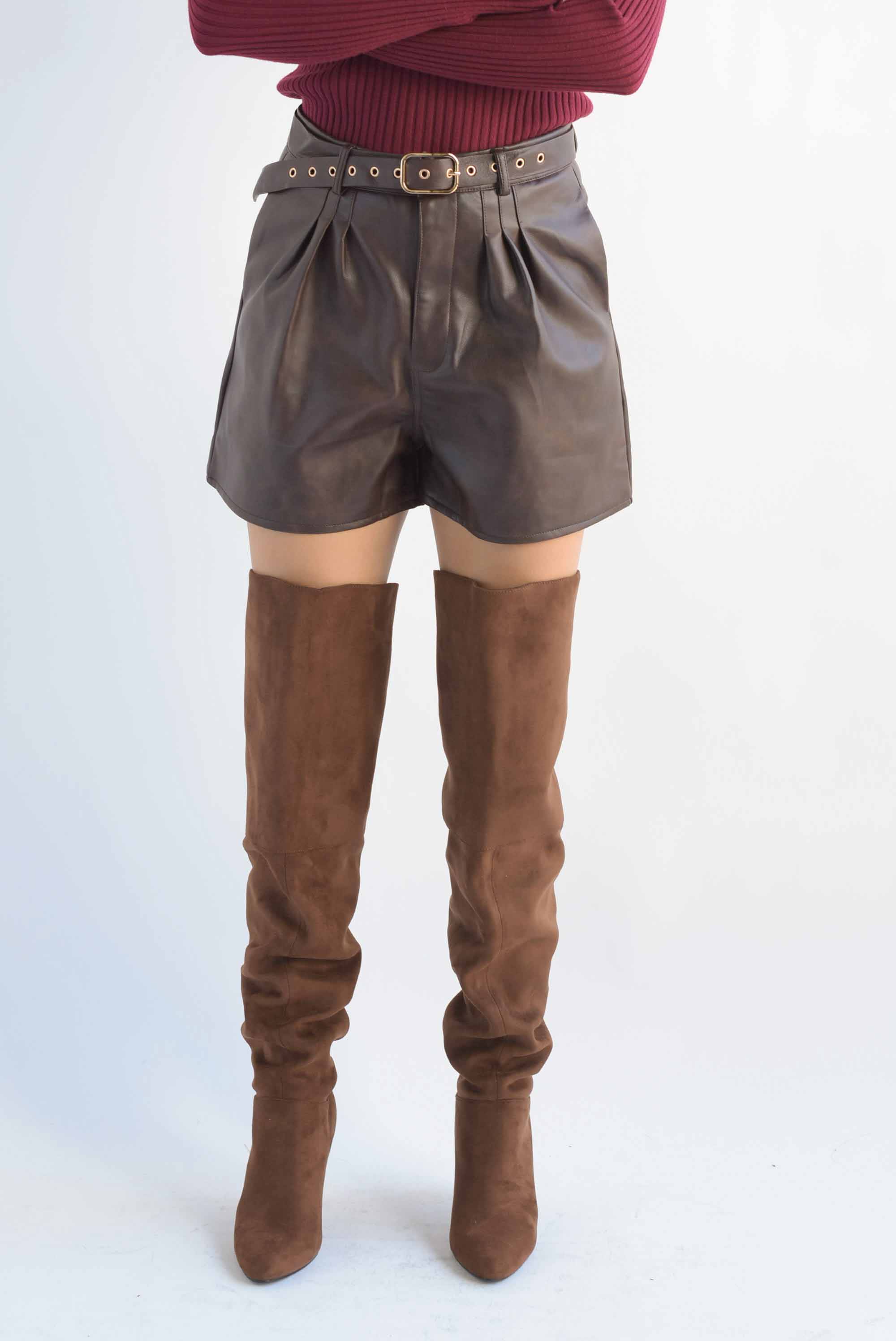 Short vinipiel con cinturón Espresso