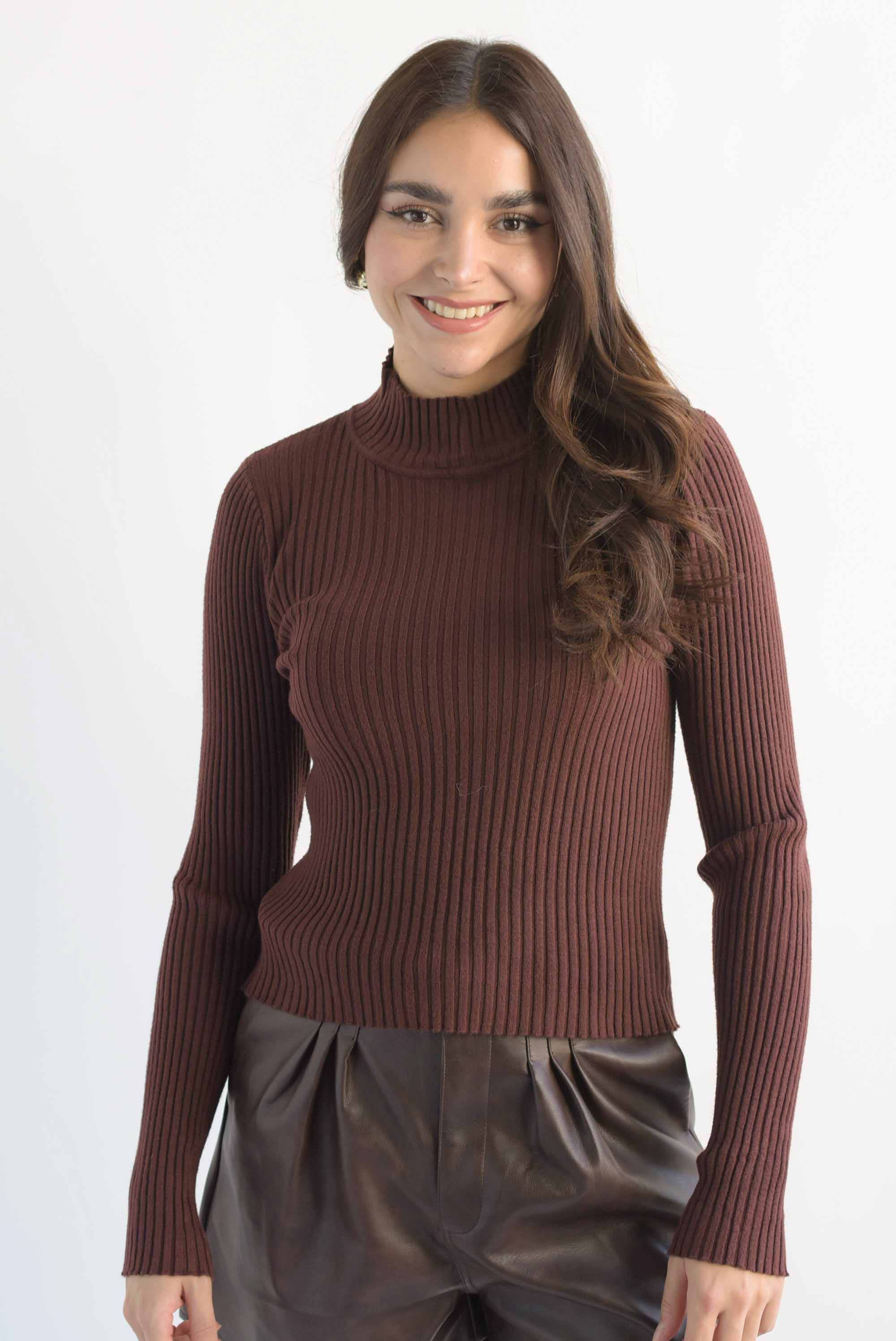 Sweater canalé cuello alto Café