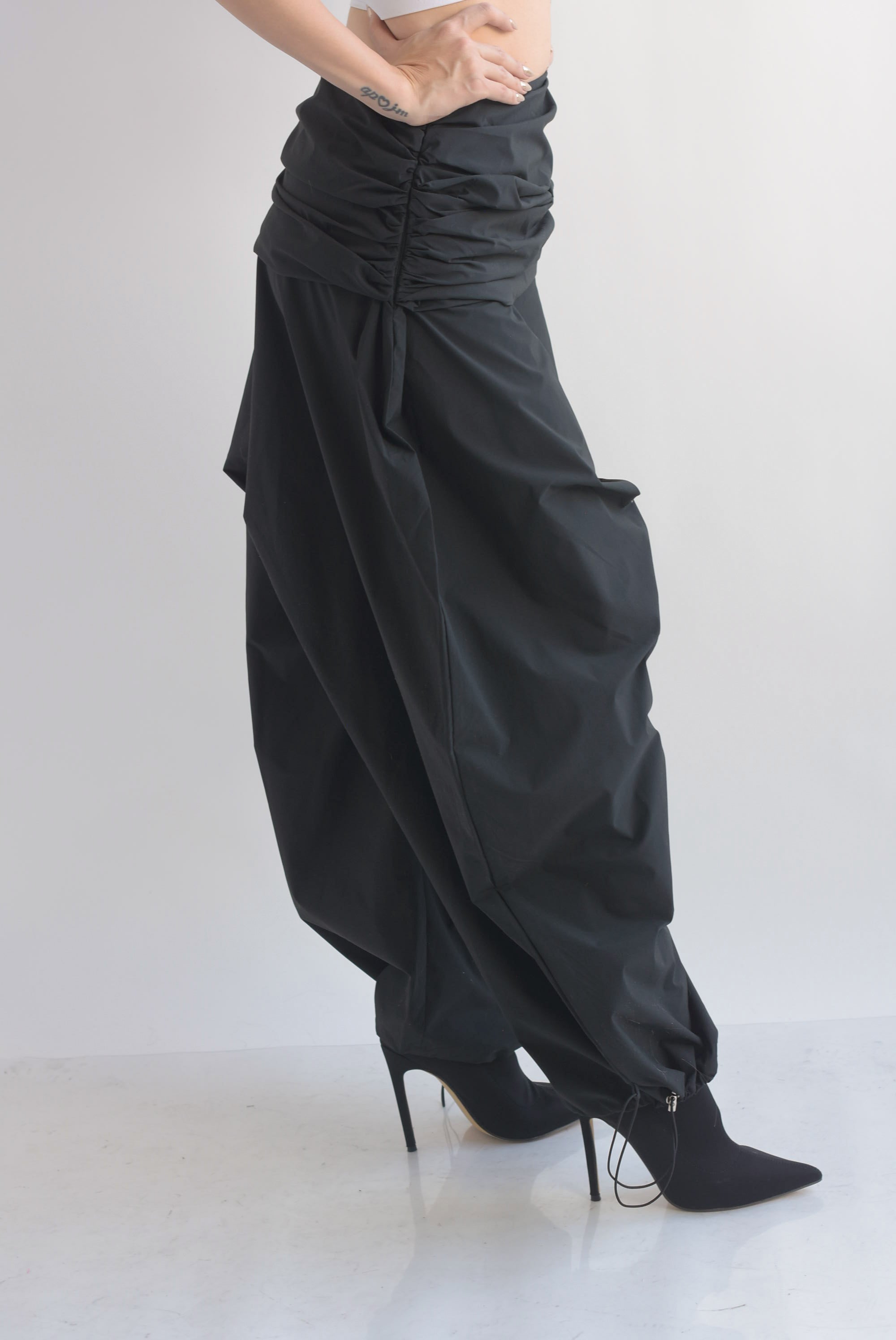 Pantalón globo pretina drapeada cauda