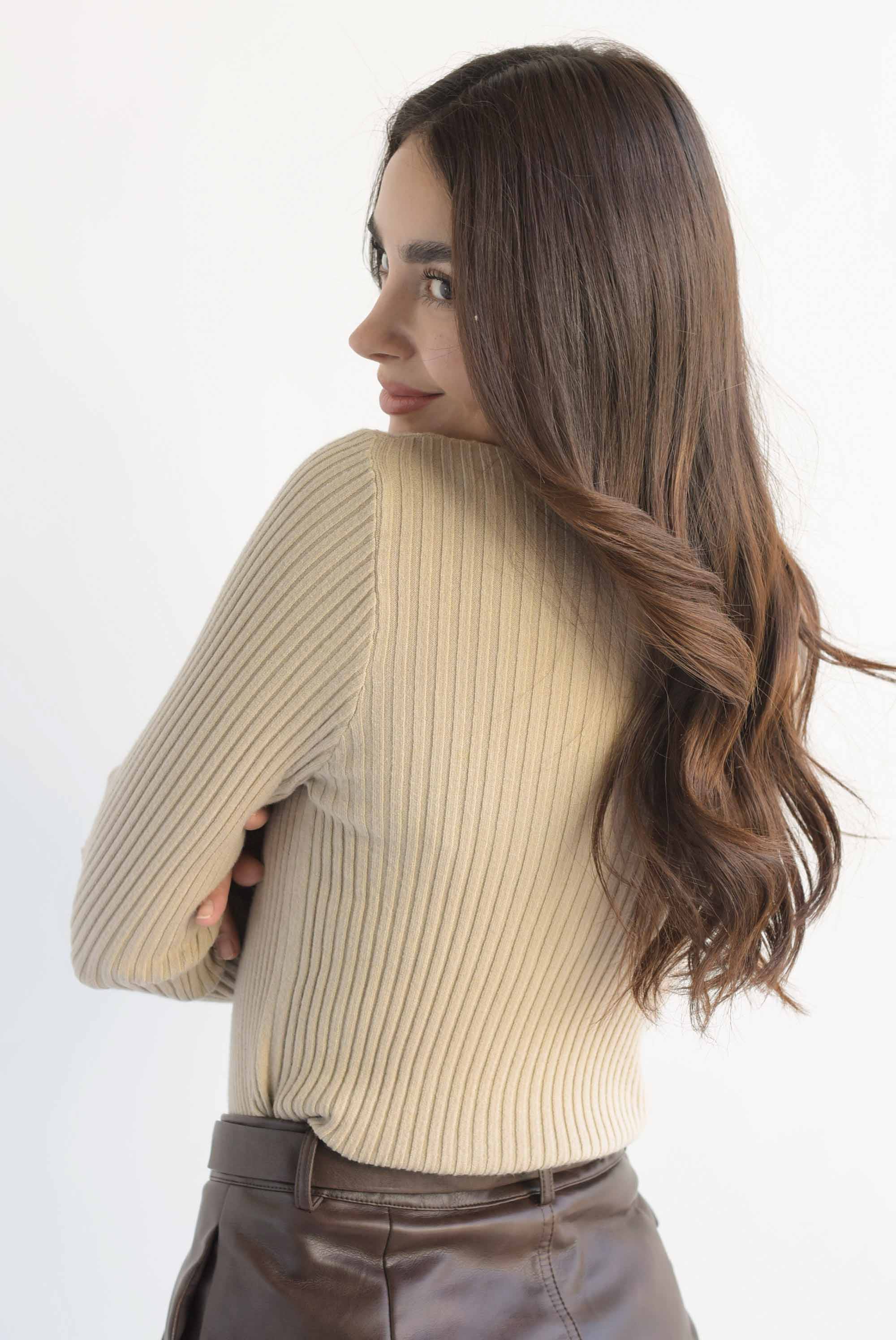 Sweater canalé cuello alto Moka
