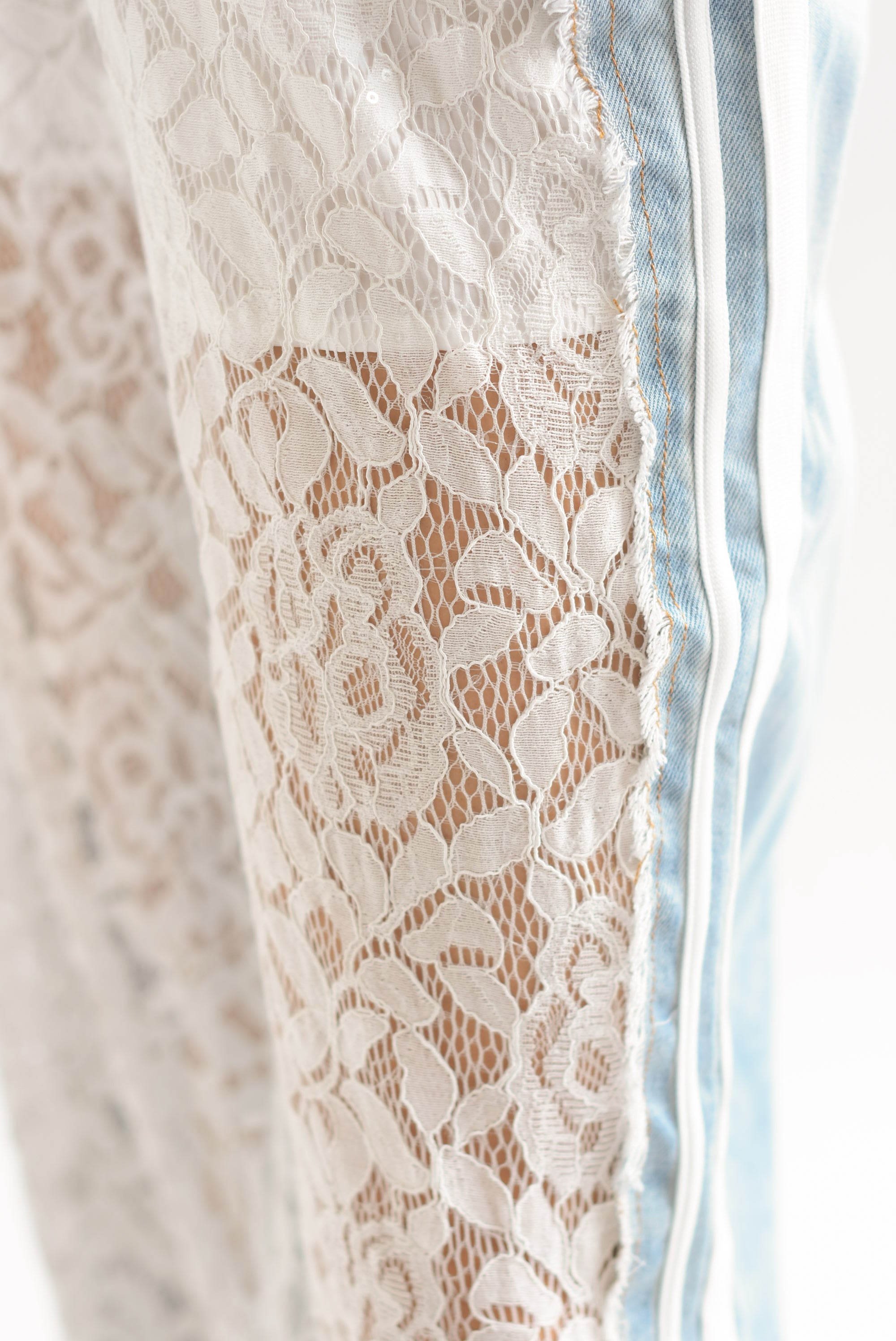 Jeans track piernas encaje Blanco