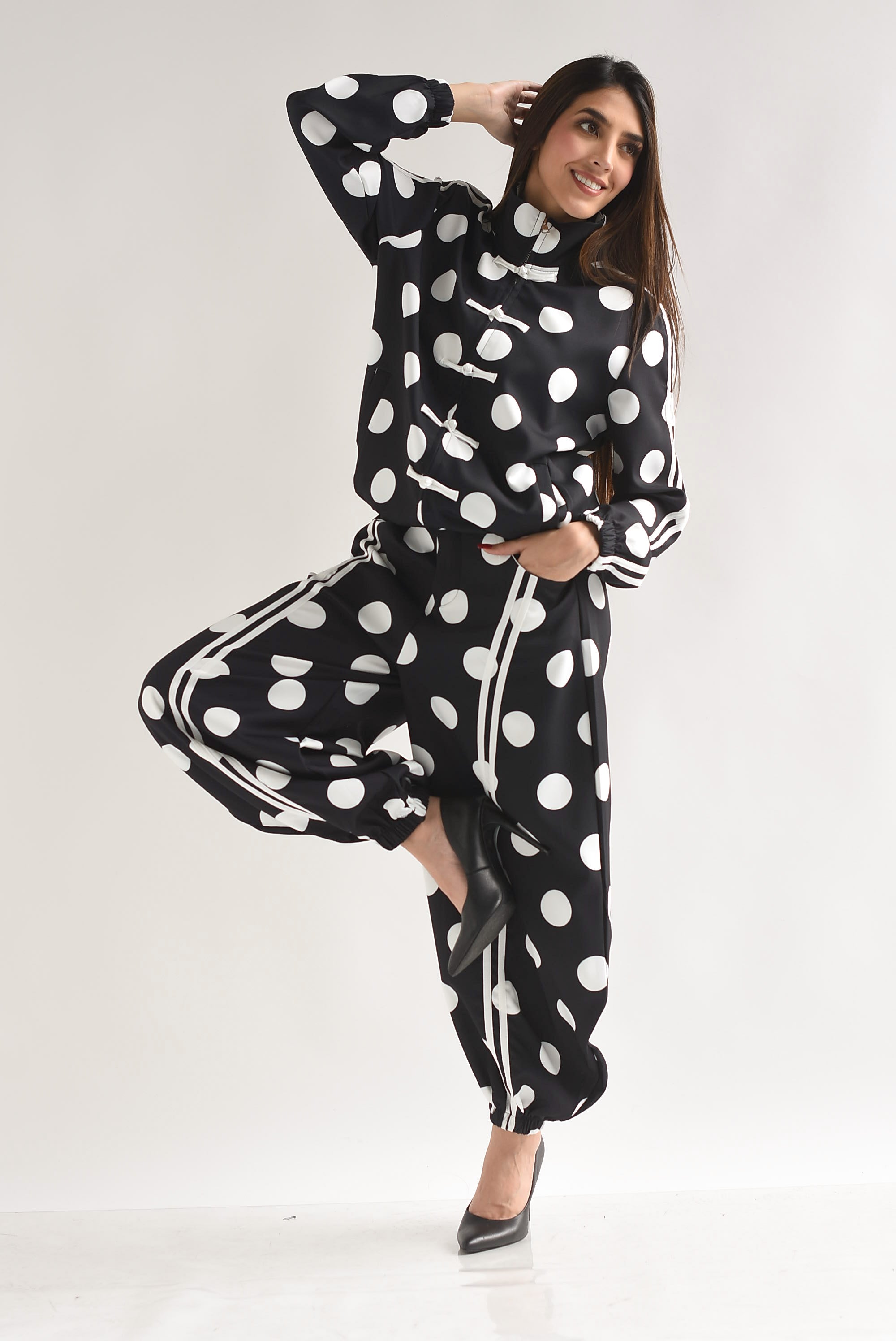 Set Pantalón barrel y Chamarra polka dots lazos chinos