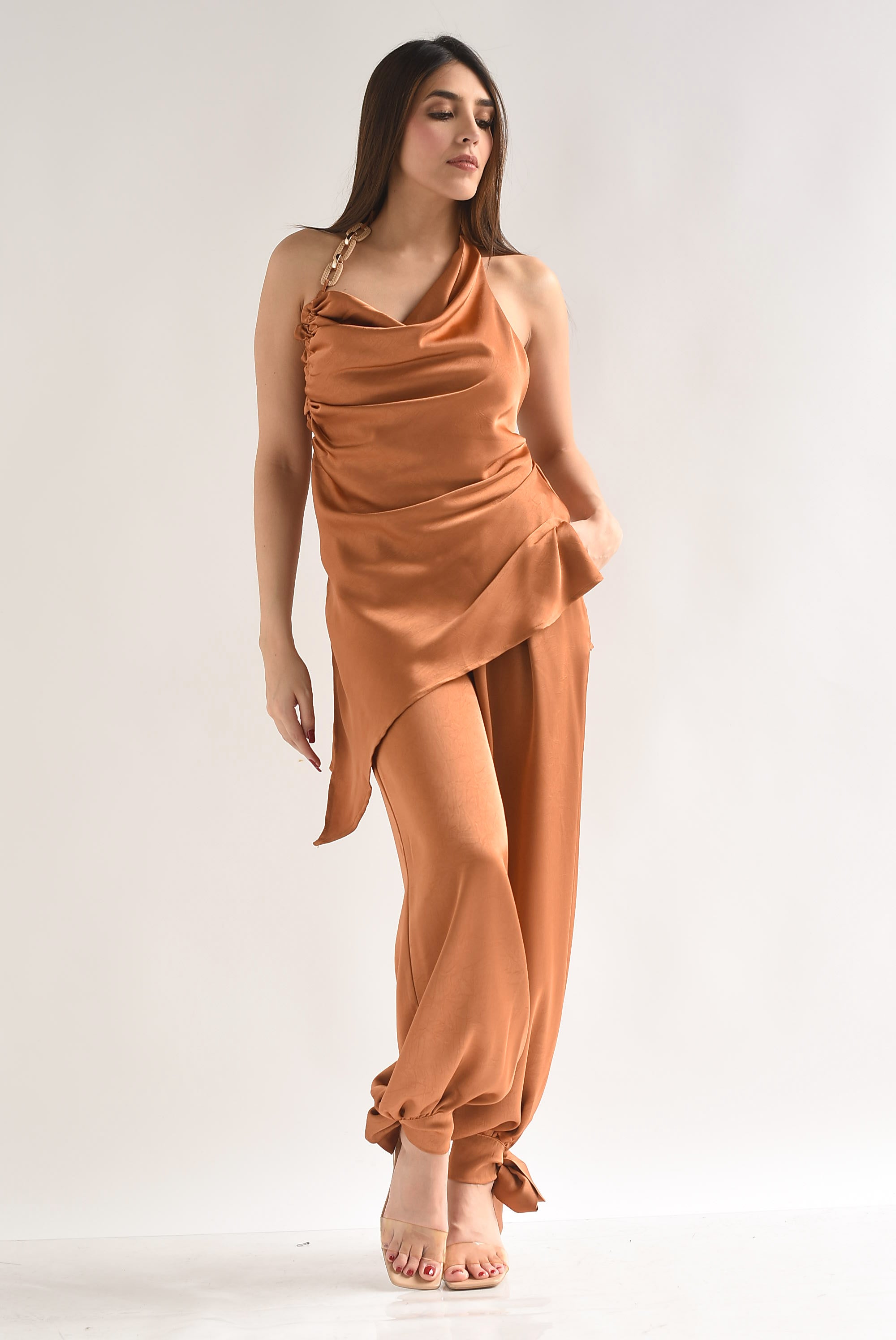 Set Pantalón globo y Blusa asimétrica cadena