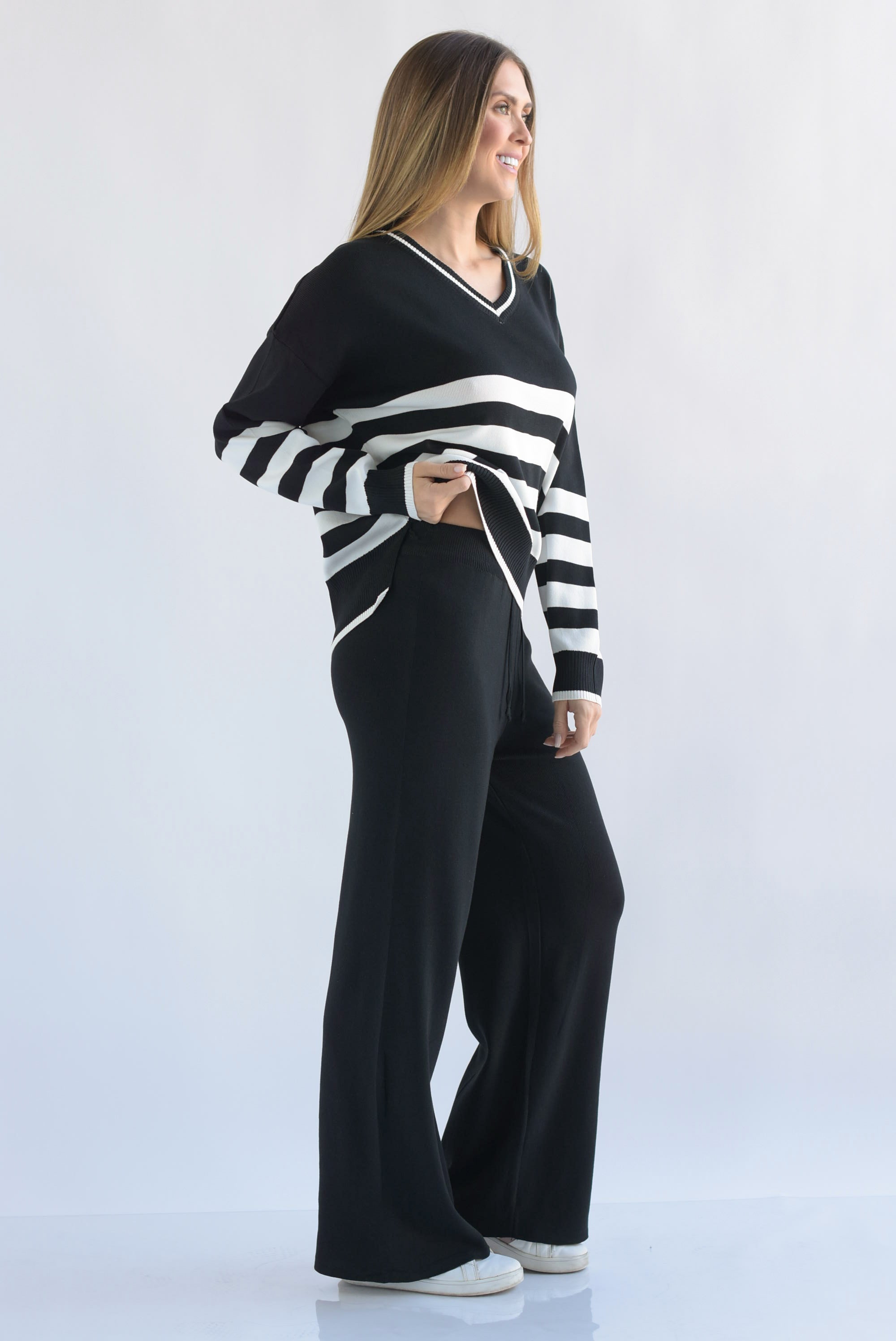 Set Pantalón y Sweater cuello V franjas punto Negro